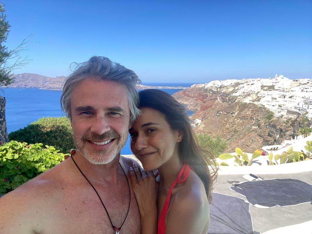 エマニュエル・シュリーキーのインスタグラム：「One year ago today… Santorini with @samtrammellofficial dreams do come true💘」