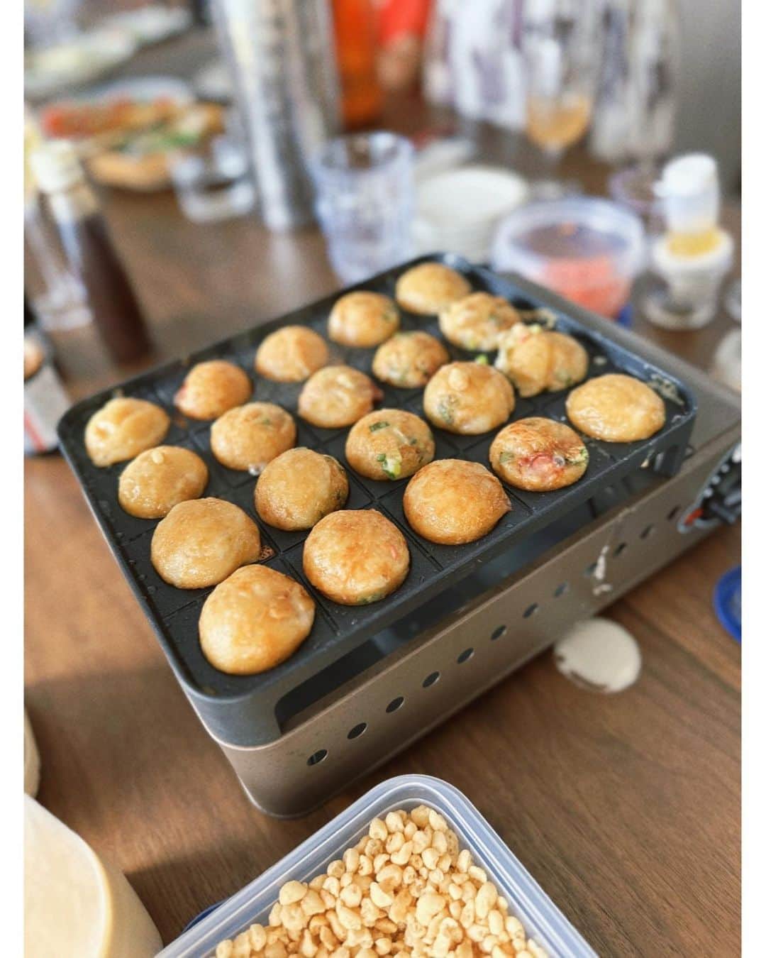 佐々木希さんのインスタグラム写真 - (佐々木希Instagram)「お家でタコパ🐙 友人が、タネを作ってきてくれて、本当に美味しくて沢山食べました♡ 塩、醤油、ソース、チーズ、友人流のトリュフ塩×かぼす。 思い出して、もう食べたい…🤤」7月12日 20時38分 - nozomisasaki_official