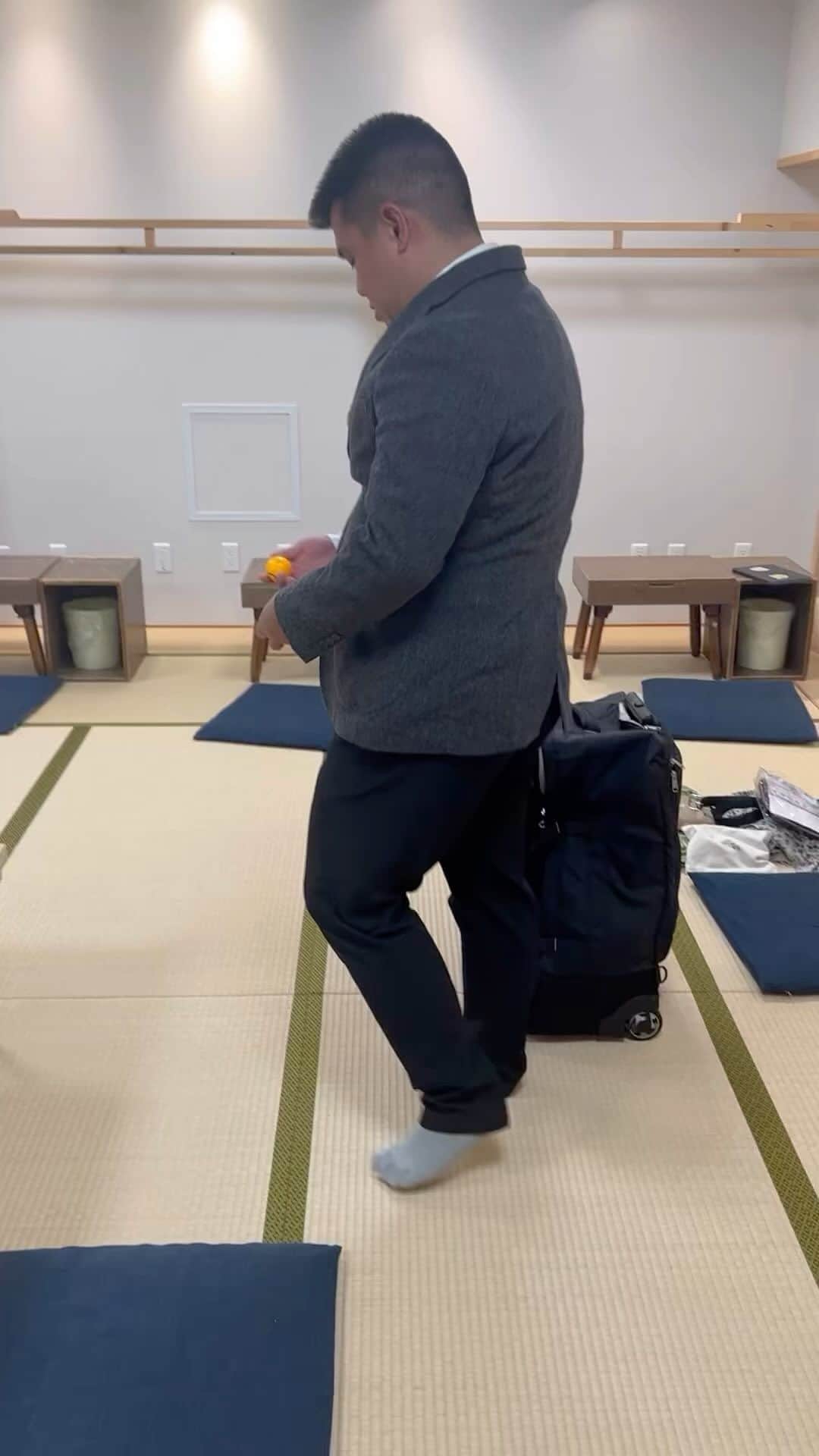 青山フォール勝ち ネルソンズのインスタグラム：「ひざ裏にゴルフボールを挟むだけでリンパと血流の流れが良くなる簡単マッサージをアタック西本さんとロコディ堂前に教えてあげました。  皆さんも無理ない程度に試してみてください。」
