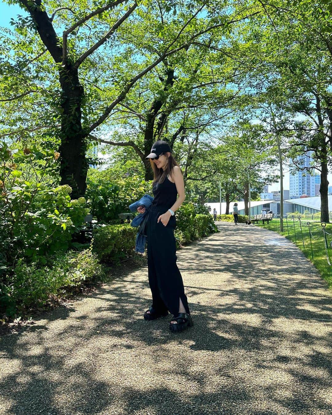 kiyomi medeirosさんのインスタグラム写真 - (kiyomi medeirosInstagram)「今日も暑かったですね🫠☀️ 気づいたらオールブラックだった😎🐜🐾  コーデはオールブラックもオールホワイトも好き❤️  cap,sunglass…#celine tops…#column pants…#jilsander sandal…#prada  #fashion#outfit#ootd#cordinate#style#ファッション#コーディネート#コーデ#ママコーデ#大人可愛いコーデ#カジュアルコーデ #セリーヌ#サングラス#キャップコーデ#オールブラック」7月12日 20時32分 - kiyomimedeiros