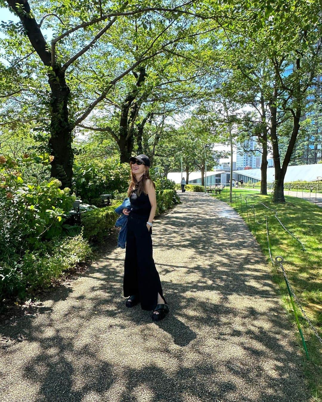 kiyomi medeirosさんのインスタグラム写真 - (kiyomi medeirosInstagram)「今日も暑かったですね🫠☀️ 気づいたらオールブラックだった😎🐜🐾  コーデはオールブラックもオールホワイトも好き❤️  cap,sunglass…#celine tops…#column pants…#jilsander sandal…#prada  #fashion#outfit#ootd#cordinate#style#ファッション#コーディネート#コーデ#ママコーデ#大人可愛いコーデ#カジュアルコーデ #セリーヌ#サングラス#キャップコーデ#オールブラック」7月12日 20時32分 - kiyomimedeiros