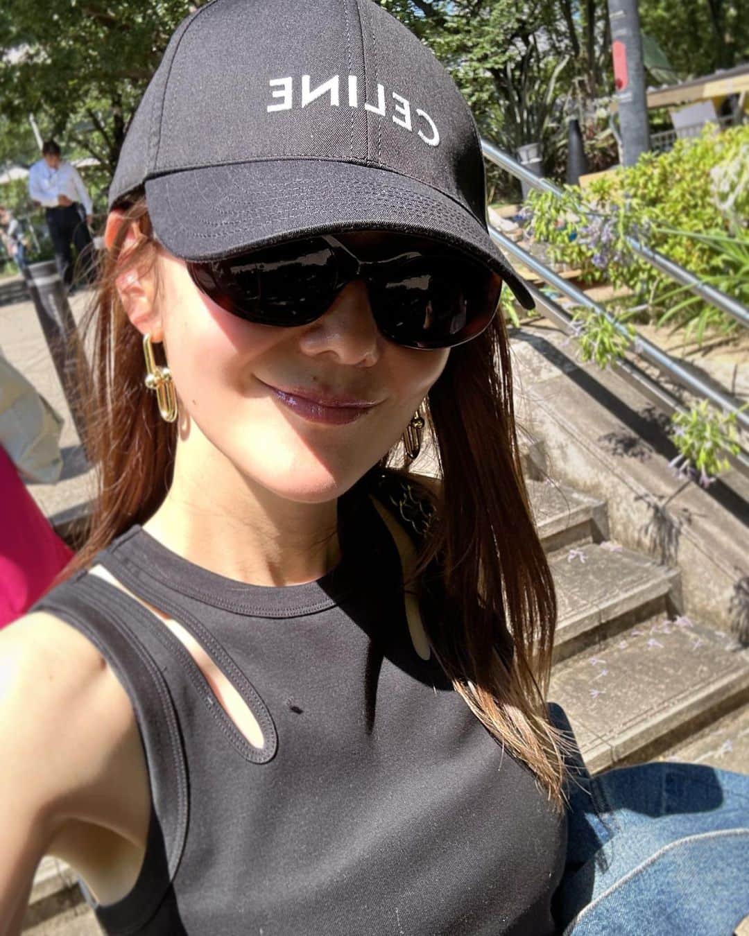 kiyomi medeirosのインスタグラム：「今日も暑かったですね🫠☀️ 気づいたらオールブラックだった😎🐜🐾  コーデはオールブラックもオールホワイトも好き❤️  cap,sunglass…#celine tops…#column pants…#jilsander sandal…#prada  #fashion#outfit#ootd#cordinate#style#ファッション#コーディネート#コーデ#ママコーデ#大人可愛いコーデ#カジュアルコーデ #セリーヌ#サングラス#キャップコーデ#オールブラック」