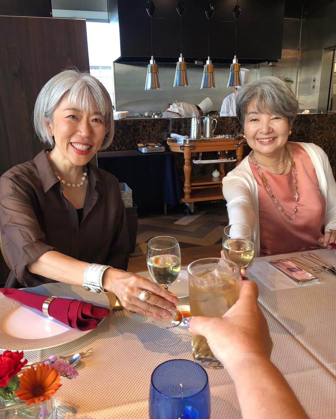 朝倉真弓さんのインスタグラム写真 - (朝倉真弓Instagram)「⭐️ 姫路のセミナー&ウォーキングレッスン、嬉しい感想をいただき、終了しました！ 　 印象年齢マイナス10歳 《美姿勢＆品格ウォーキング®︎》  インストラクター・朝倉真弓です。  @mayumi_asakura  姫路のセミナーのタイトルは、  「もっと自由に年齢を捉えよう！ グレイヘアのお話とウォーキングレッスン」  勝手に年齢を壁に感じて怯んだり、「⚪︎⚪︎をするには歳をとり過ぎている」逆に「若すぎる」など言い訳を作ってしまったり。  誰の胸の中にもある年齢に関する偏見をグレイヘア育ての１年間の経験からお話した上で、  年齢に負けない美姿勢と品格ウォーキング®︎のレッスンをするという盛りだくさんの２時間！  さっそく受講アンケートを共有していただいたのですが、  「なんとなく歩いていたけれど、ちゃんとした歩き方を知れてよかった」  「丁寧で楽しいレッスンだった」  「先生が素敵だった」←😍  などという嬉しいご感想を頂けて心からホッとしました。  また、  「動きもありでメリハリがあってよかった」  というご感想は、セミナー＋レッスンの組み合わせの可能性を感じさせてくださり、とても心強かったです。  「姿勢を美しく保つと心もシャキッと楽しい気分になる」  とのご感想もありましたがまさにその通り！  姿勢や歩きと気持ちが密接につながっていることを実感してくださって嬉しいです。  これからも毎日ちょこちょこと姿勢を「自分で直す」ことを意識してくださったらと思います。  お仕事のあとは、グレイヘアがご縁で繋がった @hirookakiyomi さん、 @makikokisoiegao  さんとお食事😍  日本全国、グレイヘア仲間と繋がれて嬉しい！  レッスンにも、インスタつながりの美しいグレイヘアの方々も来てくださいました。  朝から晩まで、素晴らしい時間を過ごすことができて幸せです。  ありがとうございました✨✨  　 #イーグレひめじ #あいめっせ #姫路市男女共同参画推進センター  #品格ウォーキング #美姿勢 #ウォーキング講師 #ウォーキングインストラクター #グレイヘアモデル #グレイヘア #朝倉真弓」7月12日 20時33分 - mayumi_asakura