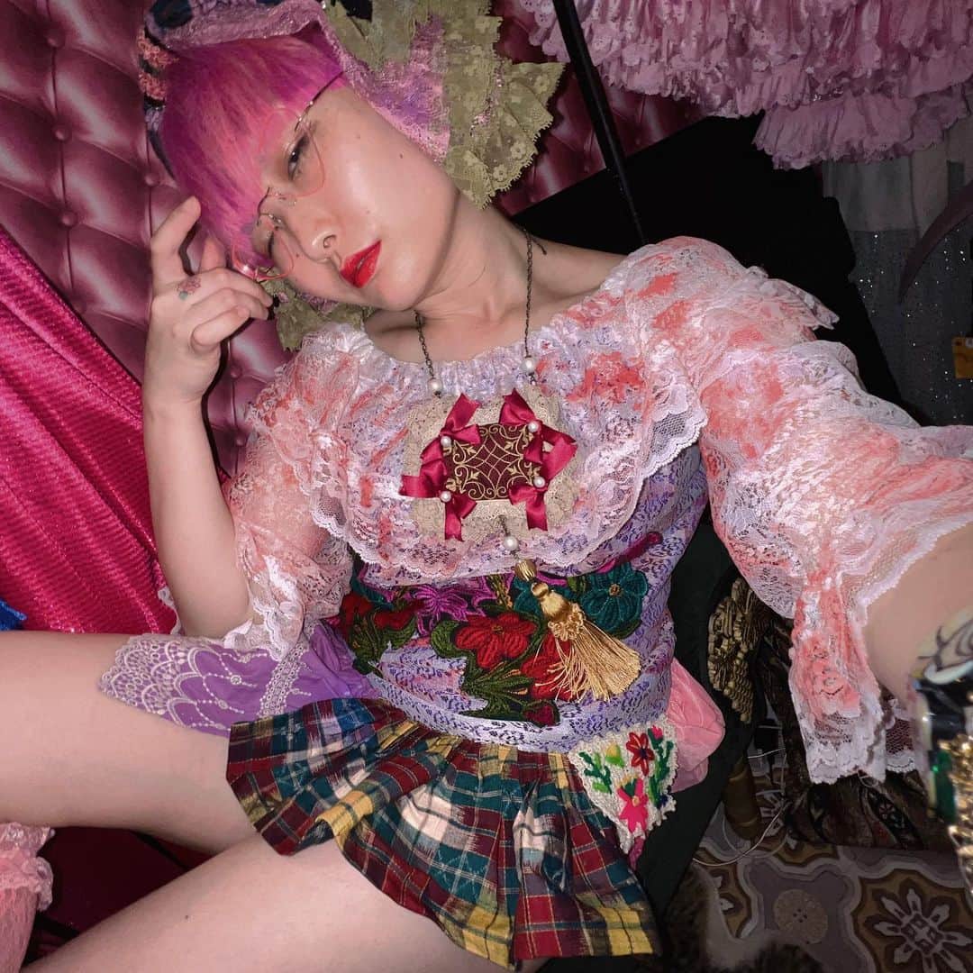 millnaのインスタグラム：「古着リメイクの服飾作家、chapoさん（ @chapo.chaty ）から…なんとなんと！！めっっっちゃ可愛い「血みどろとなんやかんなのレースブラウス」頂きました！！！ ので、ばっちキメて撮影😉💘  知り合いきっかけで最近フォローさせて頂いたんですが！ chapoさんの世界から登場するカラフルなお洋服たちは、オンリーワンな個性も大切にしつつ…プチプラにもこだわってるそうです！👀 ガチでどのお洋服も全部かわいくて悩んじゃったし、個人的にお洋服のネーミングセンスがどれも大好きなので😂💞chapoさんの通販、必見です🎶  ステキすぎてピンクのレッグウォーマーを別途オーダーで購入〜🤭着るのが楽しみ💞  ブランド→ @chapo.chaty   #chapo #古着リメイク #ファッション」