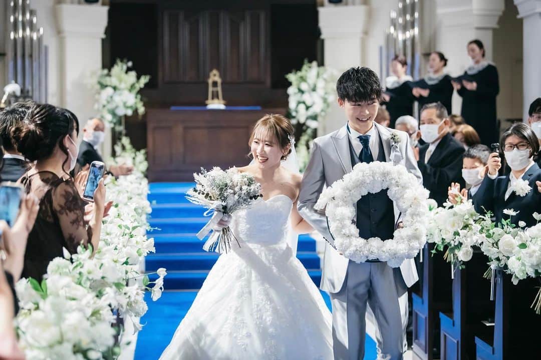 アニヴェルセル 大阪 公式のインスタグラム：「*  大切なゲストの皆様に見守られ 盛大な拍手に包まれ 過ごす挙式は特別な時間……♪  @anniversaire_official  @anniversaire_osaka  .  #結婚式 #ウェディング #アニヴェルセル #アニヴェルセル大阪 #大阪結婚式場 #大阪結婚式 #なんば結婚式 #なんば結婚式場  #プレ花嫁 #アニ嫁 #2023花嫁 #2024花嫁 #式場見学 #式場探し #ブライダルフェア #フォトウェディング #ウエディングフォト #大聖堂 #大聖堂ウェディング」
