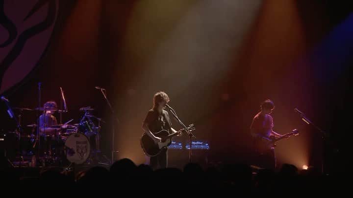BUMP OF CHICKENのインスタグラム：「【LIVE VIDEO更新情報】  オフィシャルアプリ「be there」のMOVIEに昨年開催しました「BUMP OF CHICKEN TOUR 2022 Silver Jubilee」から「話がしたいよ」のライブ映像を公開しました。是非ご覧ください！（このライブ映像はbe there more限定のコンテンツになります） https://www.bumpofchicken.com/contents/videos/MOVIE  #bethere」