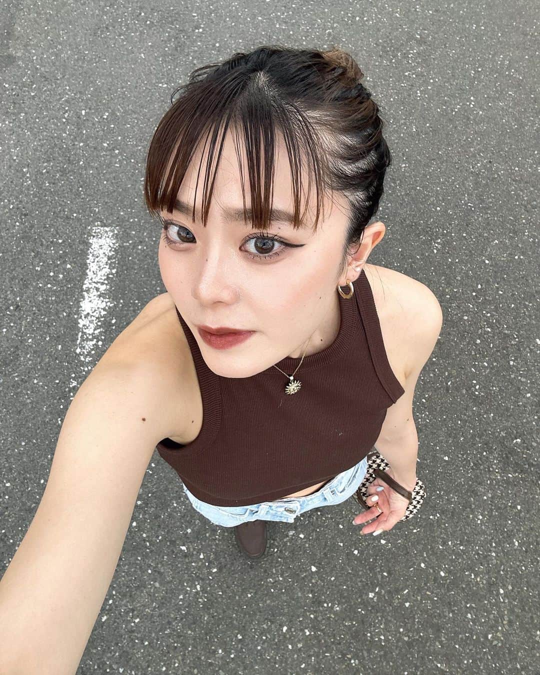 𝙍𝙚𝙣𝙖さんのインスタグラム写真 - (𝙍𝙚𝙣𝙖Instagram)「ダイエットして何が変わったって そりゃ1番は見た目やけど 考え方もめちゃくちゃいい意味で変わって、 昔は周りになんか言われて無いかなとかとにかく周りを気にしてたけど自分磨きひたすら頑張って自分に自信もついてきて周りに何思われてるとか全く気にせんくなったんよな🙄 それって自分が頑張ってる証拠やし結果も着いてきて自分に自信持ててるって事なんやなって実感してる 今になって思うけど周りにどう思われてるとかホンマにどうでもいい事やし 自分がやりたい事やればいいし自分1番に考えていいんやなって気づいた！！！ だって自分より自分磨きしてる人絶対おらんやろ！！くらいのメンタルでおったら毎日楽しい🫶 言われてムカついた事とかは足元にも及ばんくらい自分が頑張ったらまじで気にもせんくなるから🫡 ・ ・ #夏コーデ #夏服コーデ #お団子ヘア #お団子ヘアアレンジ  #筋トレ女子 #海外風コーデ  #お腹痩せ #お腹引き締め #腹筋トレーニング #腹筋割りたい #お腹痩せトレーニング #お腹痩せダイエット #ビフォーアフター #ビフォーアフターダイエット #ビフォーアフターがすごい #ダイエット記録 #ダイエット方法 #ダイエット生活#野球好き女子 #高校野球好きな人と繋がりたい」7月12日 20時35分 - rena5083