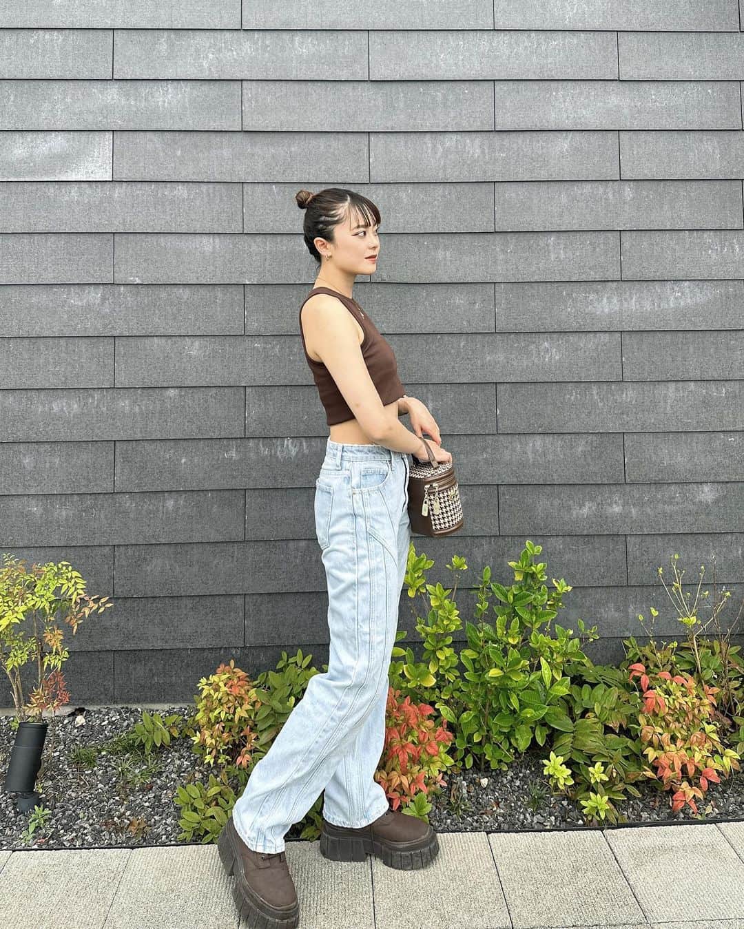 𝙍𝙚𝙣𝙖さんのインスタグラム写真 - (𝙍𝙚𝙣𝙖Instagram)「ダイエットして何が変わったって そりゃ1番は見た目やけど 考え方もめちゃくちゃいい意味で変わって、 昔は周りになんか言われて無いかなとかとにかく周りを気にしてたけど自分磨きひたすら頑張って自分に自信もついてきて周りに何思われてるとか全く気にせんくなったんよな🙄 それって自分が頑張ってる証拠やし結果も着いてきて自分に自信持ててるって事なんやなって実感してる 今になって思うけど周りにどう思われてるとかホンマにどうでもいい事やし 自分がやりたい事やればいいし自分1番に考えていいんやなって気づいた！！！ だって自分より自分磨きしてる人絶対おらんやろ！！くらいのメンタルでおったら毎日楽しい🫶 言われてムカついた事とかは足元にも及ばんくらい自分が頑張ったらまじで気にもせんくなるから🫡 ・ ・ #夏コーデ #夏服コーデ #お団子ヘア #お団子ヘアアレンジ  #筋トレ女子 #海外風コーデ  #お腹痩せ #お腹引き締め #腹筋トレーニング #腹筋割りたい #お腹痩せトレーニング #お腹痩せダイエット #ビフォーアフター #ビフォーアフターダイエット #ビフォーアフターがすごい #ダイエット記録 #ダイエット方法 #ダイエット生活#野球好き女子 #高校野球好きな人と繋がりたい」7月12日 20時35分 - rena5083