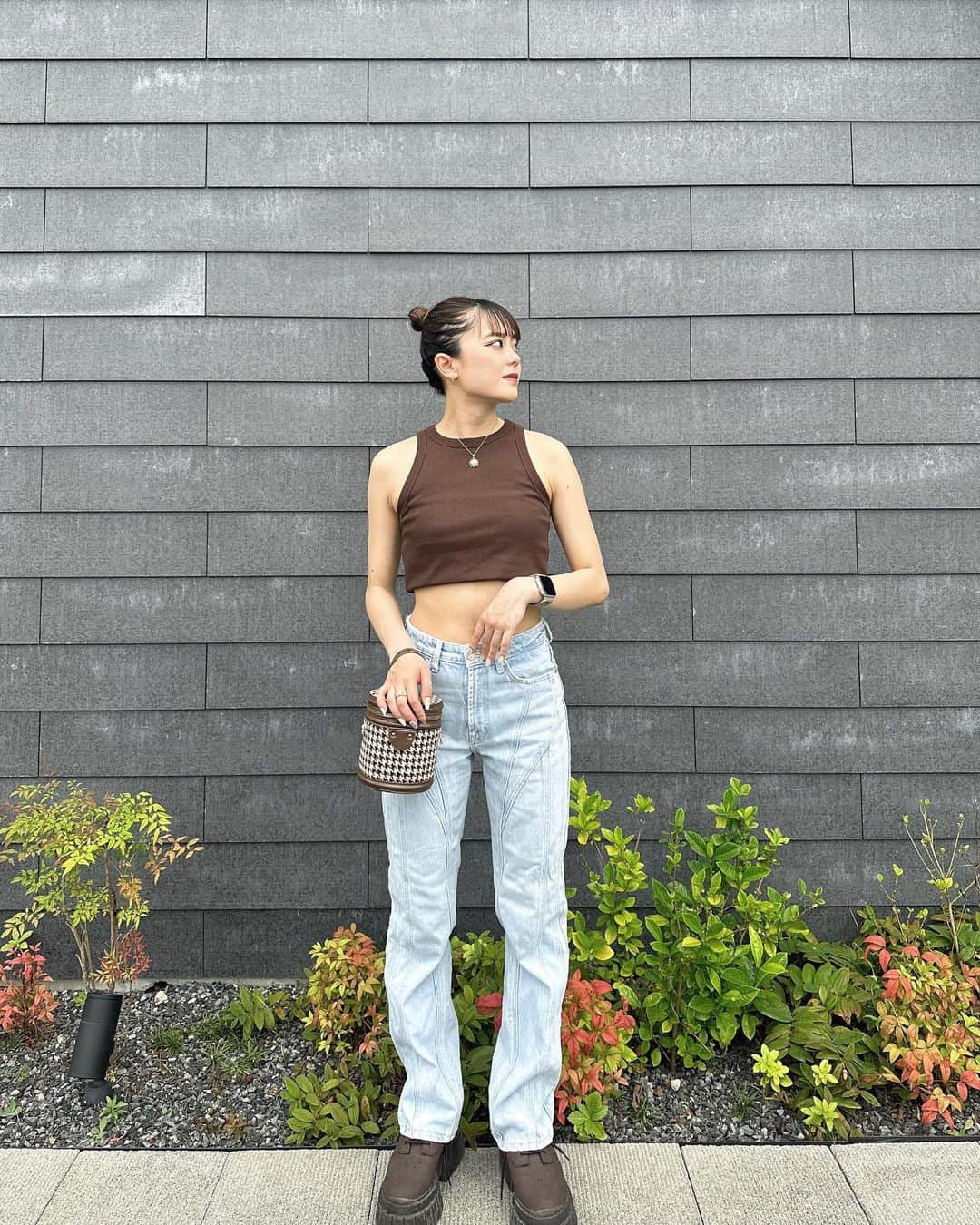 𝙍𝙚𝙣𝙖のインスタグラム：「ダイエットして何が変わったって そりゃ1番は見た目やけど 考え方もめちゃくちゃいい意味で変わって、 昔は周りになんか言われて無いかなとかとにかく周りを気にしてたけど自分磨きひたすら頑張って自分に自信もついてきて周りに何思われてるとか全く気にせんくなったんよな🙄 それって自分が頑張ってる証拠やし結果も着いてきて自分に自信持ててるって事なんやなって実感してる 今になって思うけど周りにどう思われてるとかホンマにどうでもいい事やし 自分がやりたい事やればいいし自分1番に考えていいんやなって気づいた！！！ だって自分より自分磨きしてる人絶対おらんやろ！！くらいのメンタルでおったら毎日楽しい🫶 言われてムカついた事とかは足元にも及ばんくらい自分が頑張ったらまじで気にもせんくなるから🫡 ・ ・ #夏コーデ #夏服コーデ #お団子ヘア #お団子ヘアアレンジ  #筋トレ女子 #海外風コーデ  #お腹痩せ #お腹引き締め #腹筋トレーニング #腹筋割りたい #お腹痩せトレーニング #お腹痩せダイエット #ビフォーアフター #ビフォーアフターダイエット #ビフォーアフターがすごい #ダイエット記録 #ダイエット方法 #ダイエット生活#野球好き女子 #高校野球好きな人と繋がりたい」