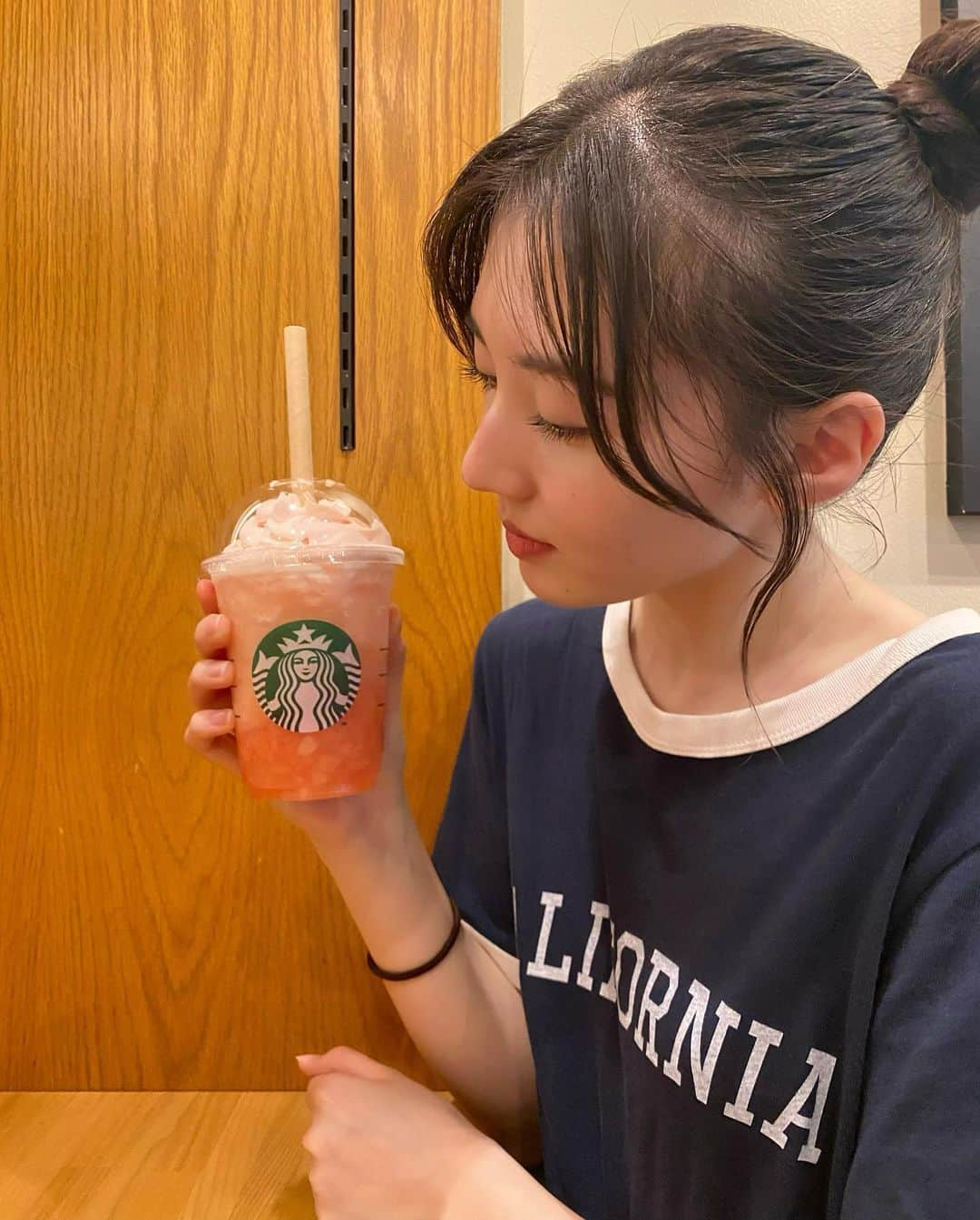 宮本和奏さんのインスタグラム写真 - (宮本和奏Instagram)「用事帰りにスタバで今日からのピーチ飲んだよ🍑 美味しかったあ  そういえば昨日テスト終わりました！めっちゃ嬉しい、、。 みんなもお疲れ様🤍 #宮本和奏」7月12日 20時35分 - lespros_wakana5