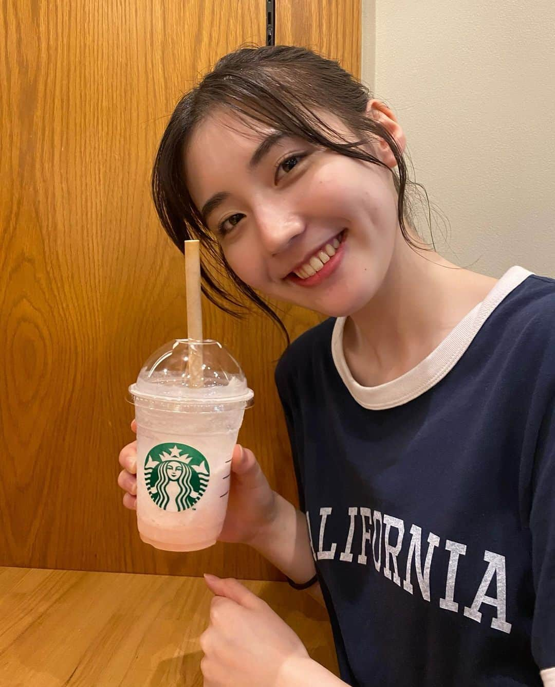 宮本和奏さんのインスタグラム写真 - (宮本和奏Instagram)「用事帰りにスタバで今日からのピーチ飲んだよ🍑 美味しかったあ  そういえば昨日テスト終わりました！めっちゃ嬉しい、、。 みんなもお疲れ様🤍 #宮本和奏」7月12日 20時35分 - lespros_wakana5