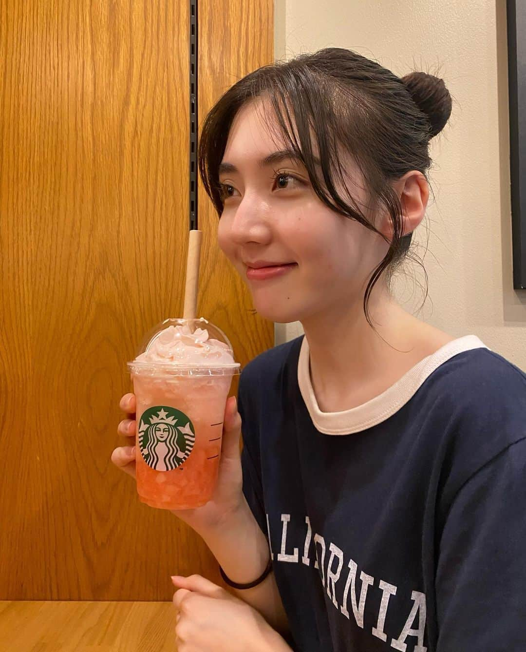 宮本和奏のインスタグラム：「用事帰りにスタバで今日からのピーチ飲んだよ🍑 美味しかったあ  そういえば昨日テスト終わりました！めっちゃ嬉しい、、。 みんなもお疲れ様🤍 #宮本和奏」