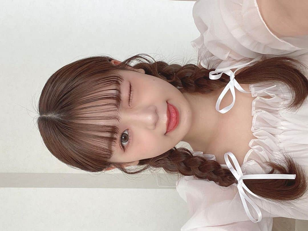 中村真凜のインスタグラム：「☁️🫧🎀 ・ 何枚目が好きかしら？？ ・ #ヘアアレンジ #三つ編み #三つ編みアレンジ #三つ編みリボン #リボン #リボンアレンジ #フレンチガーリー」