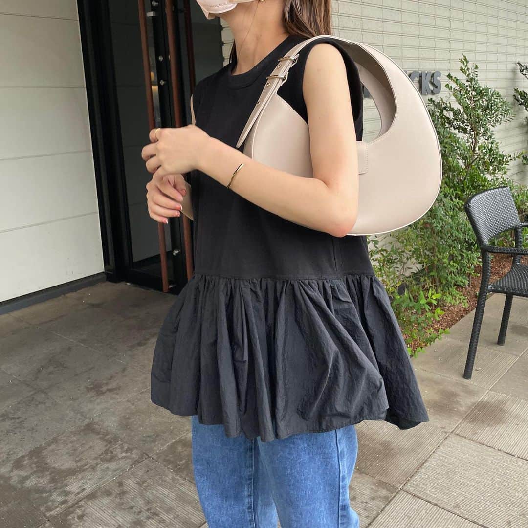 絵梨佳さんのインスタグラム写真 - (絵梨佳Instagram)「ハーフムーンのバッグが主役の日♡  @_josemoon_   #josemoon #bag #adametrope #levis」7月12日 21時00分 - ________erikaitou___