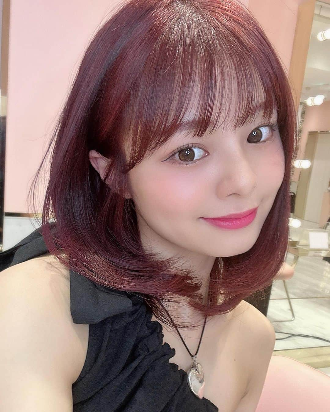 本間日陽のインスタグラム：「new hair…🍒🤍 夏なのでかわいい色にしてもらいました〜🎶 @miho__motoyama さん いつもありがとうございます🎀🪄 #ボブ #ロングボブ #ボブアレンジ」