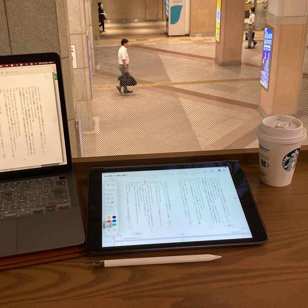 滝本竜彦のインスタグラム：「今日はiPadとApple Pencilで小説の校正をするよー  Today I do proofreading with apple pencil.」