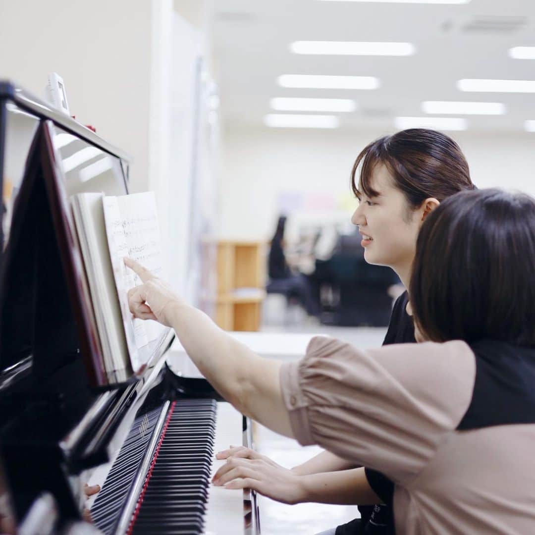 福岡女子短期大学さんのインスタグラム写真 - (福岡女子短期大学Instagram)「💠子ども学科2年生「音楽３」  子ども学科2年生「音楽３」を見学しました。  みんな実習を経験していることもあって、レッスンは実践さながら‼️  ピアノに向き合う姿素敵ですよね。みんな本当に頑張ってました🐨  #福岡女子短期大学 #子ども学科 #保育士の卵　#幼稚園教諭の卵」7月12日 20時42分 - fukuoka_wjc