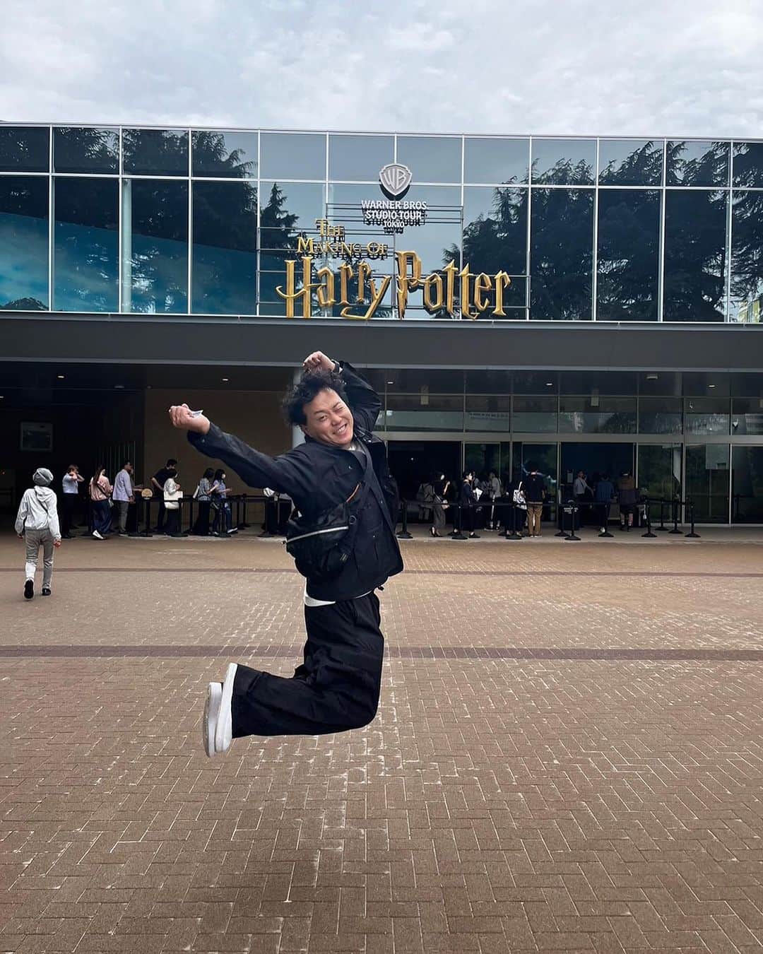 のインスタグラム：「こないだ豊島園跡のハリポタツアー行って参りました。  #廊下のところあったらローブ着てあっち行く人が居てフラれてるみたいでカッコいい #中別府葵にカチューシャ買わされてつけさせられてカッコいい #9と4分の3番線に逆に引き止められててカッコいい」