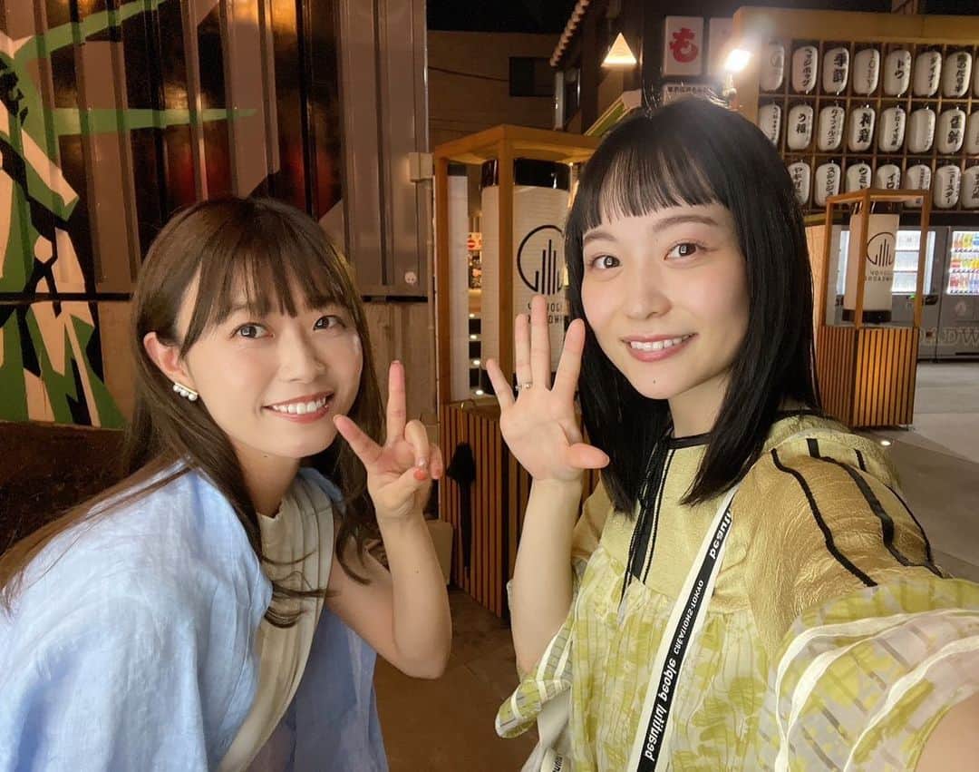 日下怜奈さんのインスタグラム写真 - (日下怜奈Instagram)「. ⁡ ⁡ 由夏さんとご飯を食べに行った日🌛 ⁡ ⁡ フォトエッセイ予約しました！って伝えたら 「本当面白いね」って言ってくれた！やったー！ ⁡ ⁡ とにかく面倒見が良くて、美しくて、お仕事に対する姿勢とか全部含めて憧れの存在です…！ ⁡ ⁡ この日が楽しみ過ぎて待ち合わせの前に思いっきり 前髪切りました！気付いてくれて嬉しかったです！ ⁡ ⁡ またお会いできる日まで暑さに負けず過ごします！」7月12日 20時43分 - reina_kusaka