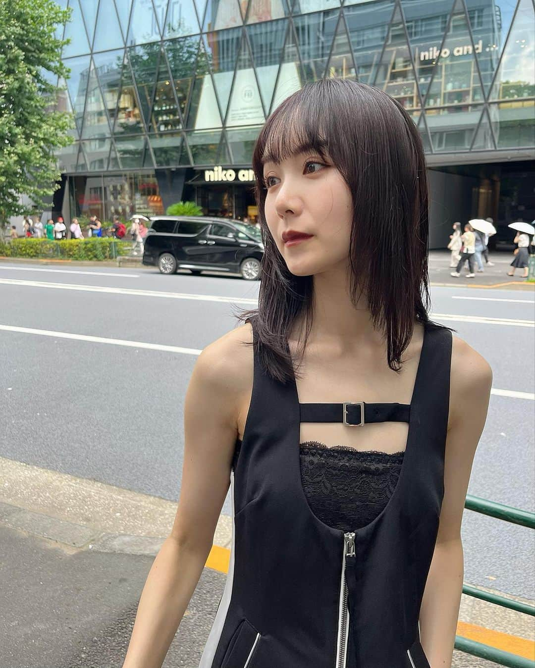 西脇梨紗さんのインスタグラム写真 - (西脇梨紗Instagram)「. あまりにもヘアカラーをしていなくて 明るくなりすぎていたので @peekaboo_morimoto_narumi のところへ👶🏻🖤  結構暗めに見えるけど、 実際は最後の写真くらい🫶🏻  中学の時からのお友達に染めてもらえるなんて 嬉しいな~といつも思いながら🤭  ありがとう~  #peekaboo #レイヤーカット #レイヤーカットミディアム #ダークブラウン #ダークグレージュ #haircolor #facetasmtokyo #facetasm #setup #大人カジュアル #大人コーデ #fashion #ootd #zara #大人ファッション #モノクロコーデ #monotone #blackcode #coordinate」7月12日 20時44分 - risa_nishiwaki