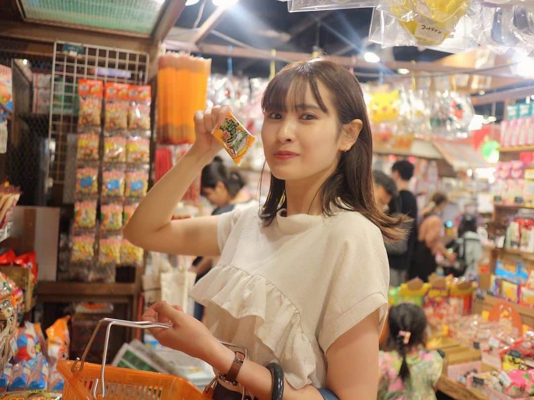 川崎優菜のインスタグラム：「. . . ドヤ顔する私です。  駄菓子屋はいつになってもテンションあがる  #駄菓子屋　#お台場　#お台場グルメ  #お台場カフェ #もぐすたぐらむ  #instagram  #instagood  #instafood  #fashion #food #japan #tokyo」