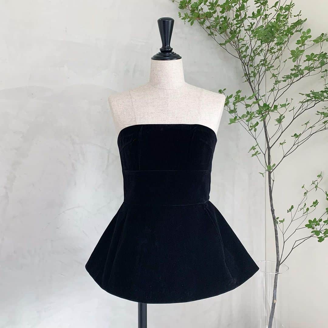 Y's Stellaのインスタグラム：「. 🐈‍⬛New  item ベロアのビスチェが新登場 可愛いシルエットですよね✨ ブラウスやTシャツ、タンク 👖パンツ合わせにスカートに合わせ方色々🤍 カジュアルからきれいめまで楽しめます🤍  ジャケット羽織っても可愛い🤍  #トップス#ビスチェ#ベロア#旅行#女子会#ランチ#結婚式#ドレス#パーティー」
