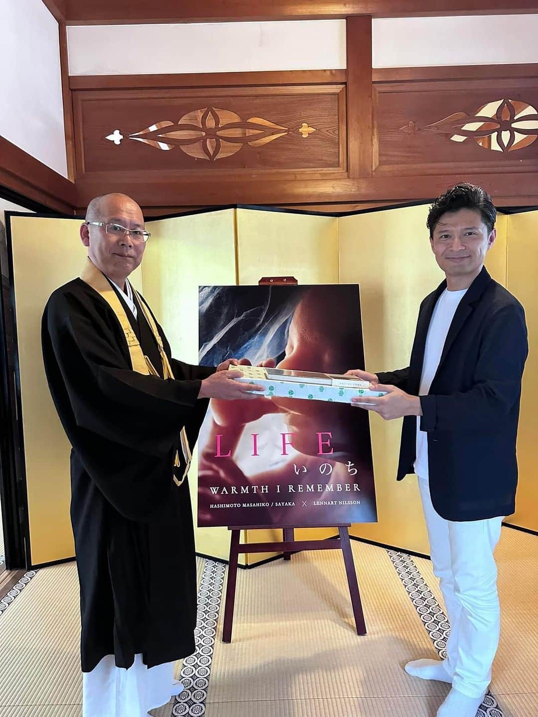 橋本昌彦のインスタグラム：「【オンライン シェア会開催！】  弘法大師空海　御誕生１２５０周年記念大法会 5月14日から7月9日までの毎週土日 高野山 金剛峯寺「奥殿」にて 開催させていただいおりました  「LIFEいのち上映＆いのち展」  無事に終了しました😭  「奥殿」には、延べ1500名様を 超える方々にご覧いただきました🙏  また弘法大師空海さんのお誕生日前夜 6月14日の高野山大学黎明館には、 700席のお席が満席近くなるくらい たくさんの皆様にお越しいただき、 本当に、沢山の皆様のお陰様で 国も超えて、沢山の皆様といのちの根源で 繋がり合うようなを共有できましたことに 心から感謝申し上げます！  約２ヶ月間、９週間に及ぶ 特別室「奥殿」での開催は 多くの皆様の「いのちのストーリー」を 共に感じる時間でもありました。  私たち二人にとっても、約２ヶ月間、毎週末、 高野山へ足を運び、過ごす時間は、 気づきもたくさん頂き、身も心もリフレッシュ、 新しく生まれ直すような時間でした。  こちらには記載しきれない想いもありますので オンラインにて、今回のシェア会を 開催したいと思っております！  ご参加になられました方も、 今回はお越しになれなかった方々も 作品を数点、見て頂きながら、 感じたことをシェアしたいと思っております😊  7月22日（土）２０時から２１時 こちらよりお申し込みくださいませ。 お申し込み後、zoom のURLをお送りさせて頂きます  お申し込みはこちらから！ https://forms.gle/m33BcLNWkedUMvSL6  またこの度、奥殿にて２ヶ月間展示いたしました 作品をご購入いただけるように致しました。 各１点のみの貴重な作品となります。  購入ご希望の方や、どの作品にするかを相談したい方など、オンラインにてご相談を受け付けます。 監督・プロデューサーと直接お話しいただけます。  ご希望の日時をメール、もしくは お電話にてお知らせくださいませ  info@feelandsense.co　 05036365770」