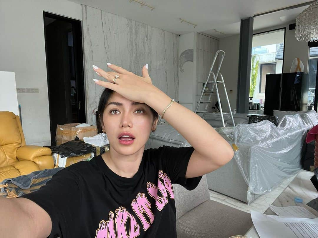 ジェシカ・イスカンダルさんのインスタグラム写真 - (ジェシカ・イスカンダルInstagram)「Disana packing disini unpacking, dimana mana aku beberes hahaha  #jedar #jessicaiskandar #jakarta #indonesia」7月12日 20時51分 - inijedar