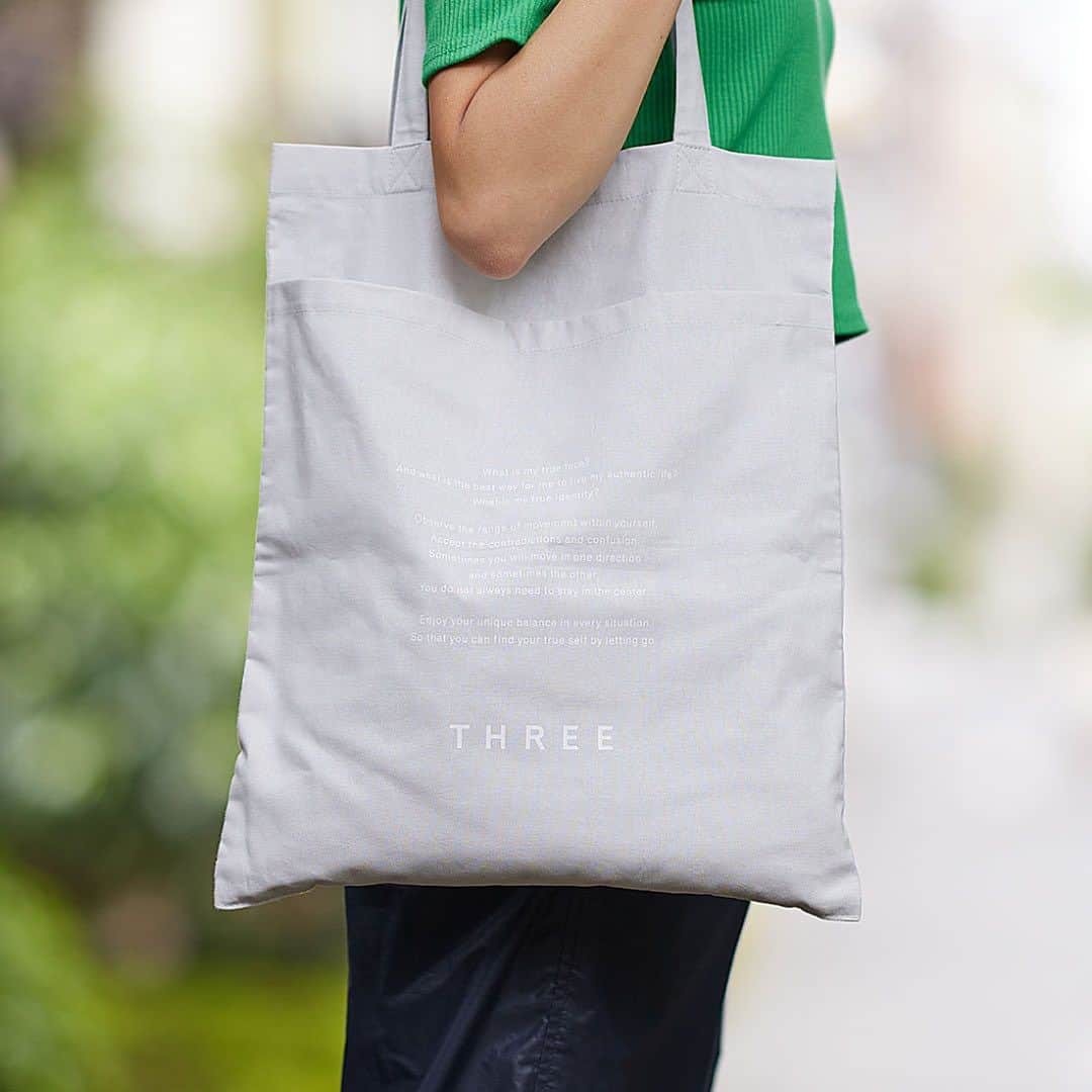 THREEさんのインスタグラム写真 - (THREEInstagram)「〈本日より開始〉 THREEのリユーザブルバッグ、スタートします。  日頃からTHREEをご愛用いただき、ありがとうございます。 ブランド創業当時から、自然の恵みを大切に、原料開発やものづくりに取り組んできたTHREEでは、本日よりその一環として、紙製のショッピングバッグの提供を終了し、繰り返しご使用いただけるリユーザブルバッグを販売いたします。  リユーザブルバッグ  770円（税込み） カラー:クールエフォートレスなグレー 素材:コットン100% サイズ: W 370mm×H 430mm  商品をお持ち帰り頂いた後も、日常に寄り添い、ご愛用いただけるように、携帯や鍵など小物を入れられる内ポケットと、さっと物を入れることのできる外ポケットつき。  人も自然の一部だから、できることを一つひとつ、自然に感謝をしながら、楽しみながら、これからも商品やサービスをお届けしてまいります。  #リユーザブルバッグ #threecosmetics  #sdgs」7月12日 20時52分 - threecosmetics