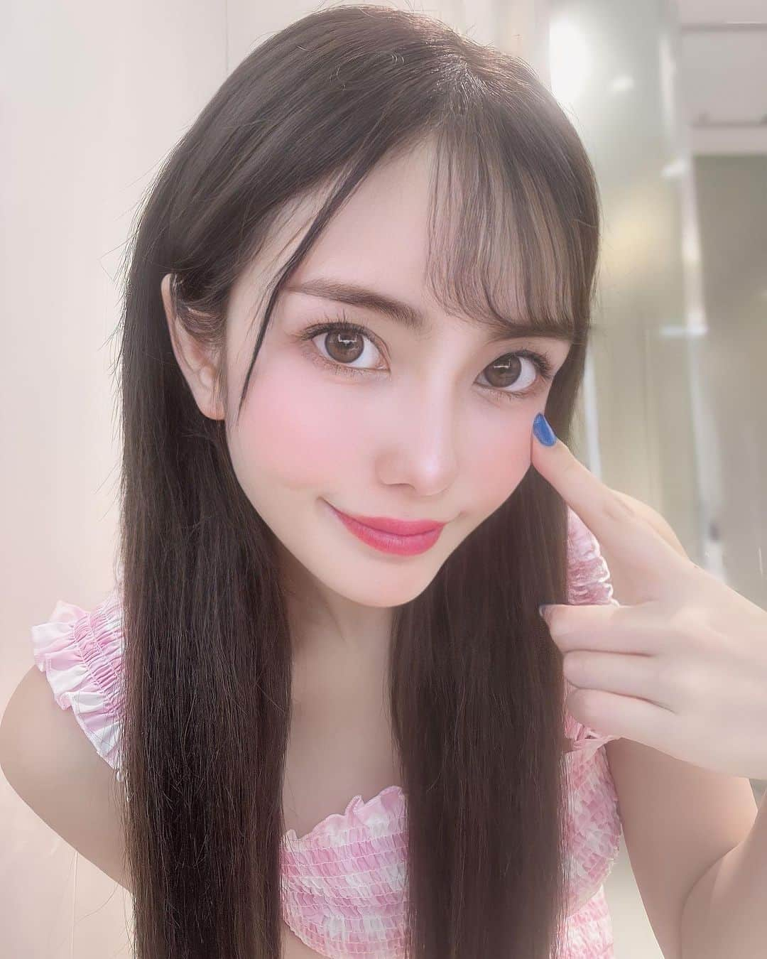 竹村寿美佳（すうちゃま）さんのインスタグラム写真 - (竹村寿美佳（すうちゃま）Instagram)「普段よく使ってるFLANMYのカラコン 透明感があってオトナ可愛い新色2色レポするよ🩷  1、2枚目 ■SHELL TULLE ROSE  ロゼブラウン  色素が薄くて自然光がとにかく盛れる✨️ 私みたいに奥目でも光が入ってうるみ感が出るよ🌸 ブルべが付けるとより透明感が増して、ちょうどいいサイズ感 ニュアンスピンクでつけるだけで顔の印象が柔らかくなる🩷 DIA：14.2㎜　着色直径：13.6㎜　　BC：8.5  3枚目 ■CARAMEL PIE（キャラメルパイ） キャラメルベージュ  ふんわりフチでほどよいちゅるん感もあって遠目でも他撮りでも盛れる📸 細すぎないフチできつく見えずナチュラルに盛れて三白眼の人にもおすすめ🤎 誰でも使いやすく細フチ派にもフチ無し派にも カラコン初心者さんにもおすすめ どんなメイクにも合ってナチュラルにサイズアップ出来るよ🧋 DIA：14.5㎜　着色直径：13.7㎜　　BC：8.6  PR @flanmy #FLANMY #キャラメルパイ #シェルチュールロゼ #カラコン #sponsored #フランミー」7月12日 20時54分 - suuchamav3v