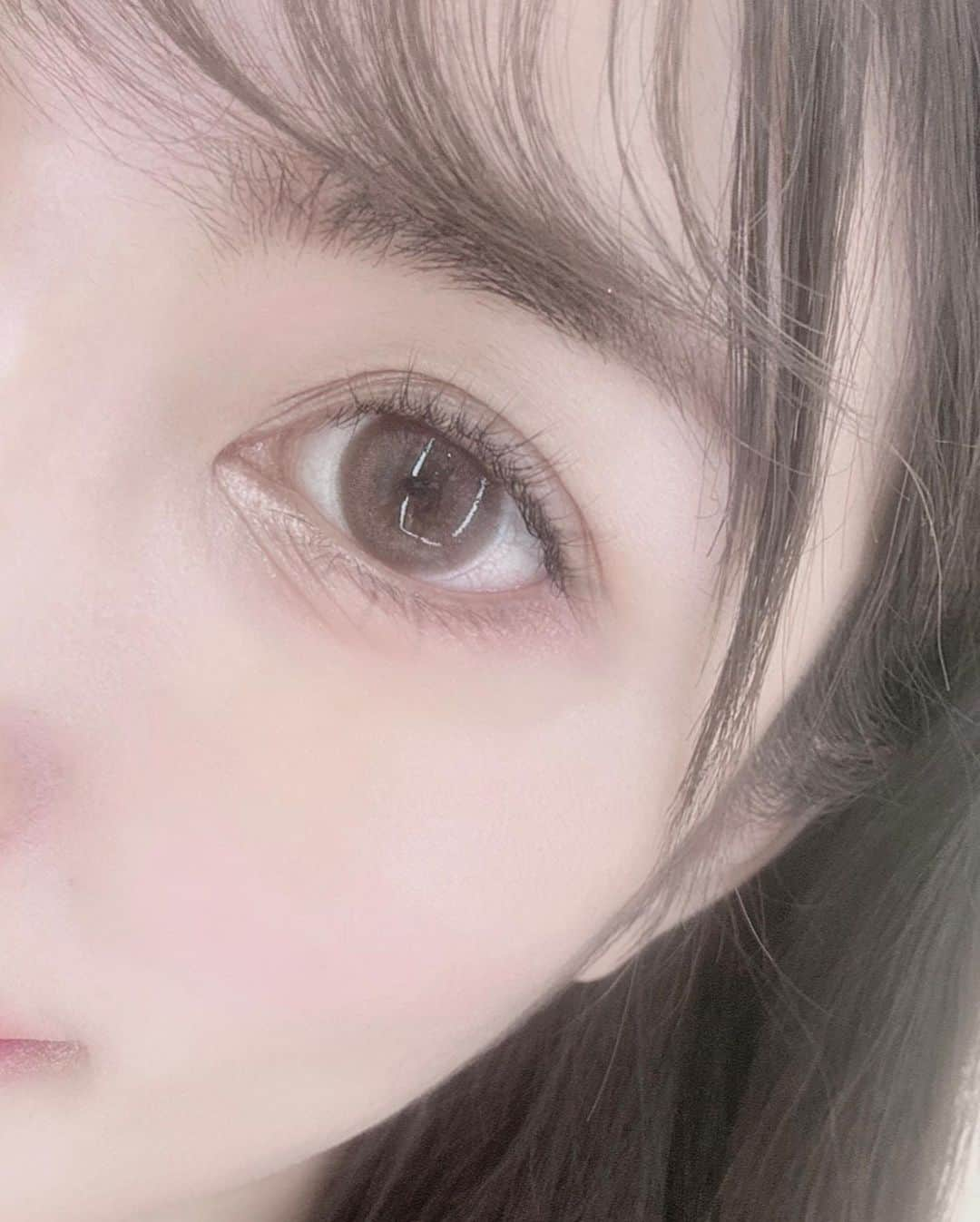 竹村寿美佳（すうちゃま）さんのインスタグラム写真 - (竹村寿美佳（すうちゃま）Instagram)「普段よく使ってるFLANMYのカラコン 透明感があってオトナ可愛い新色2色レポするよ🩷  1、2枚目 ■SHELL TULLE ROSE  ロゼブラウン  色素が薄くて自然光がとにかく盛れる✨️ 私みたいに奥目でも光が入ってうるみ感が出るよ🌸 ブルべが付けるとより透明感が増して、ちょうどいいサイズ感 ニュアンスピンクでつけるだけで顔の印象が柔らかくなる🩷 DIA：14.2㎜　着色直径：13.6㎜　　BC：8.5  3枚目 ■CARAMEL PIE（キャラメルパイ） キャラメルベージュ  ふんわりフチでほどよいちゅるん感もあって遠目でも他撮りでも盛れる📸 細すぎないフチできつく見えずナチュラルに盛れて三白眼の人にもおすすめ🤎 誰でも使いやすく細フチ派にもフチ無し派にも カラコン初心者さんにもおすすめ どんなメイクにも合ってナチュラルにサイズアップ出来るよ🧋 DIA：14.5㎜　着色直径：13.7㎜　　BC：8.6  PR @flanmy #FLANMY #キャラメルパイ #シェルチュールロゼ #カラコン #sponsored #フランミー」7月12日 20時54分 - suuchamav3v