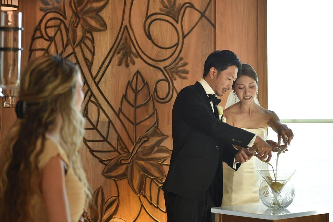 The Terrace By The Seaさんのインスタグラム写真 - (The Terrace By The SeaInstagram)「@the_terrace_by_the_sea Hawaii Wedding情報はこちら𓂃𓈒𓏸  ---------  挙式後の リラックスした満開の笑顔が印象的𓈒𓍯  -------------------  = produce = モチーフ @motif_resort  = photo = Travis @tora_graphy   --------------------  ハワイのザ・テラス バイ・ザ・シーにて 挙式を検討されていらっしゃる方におすすめ✯  《組数限定　FIRST SUMMER PLAN 第2弾 20万円 OFF！ 》  挙式に必要な基本挙式、ドレス＆タキシード、新婦様ヘ アメイク、アルバムがセットになったお得プラン、通常価 格¥667,000→¥467,000にてご案内中！  プロフィール欄のURLより、ウエディングの相談ご予約 が可能です。 小さい疑問や質問にもお答えいたしますので、お気軽に お問い合わせくださいませ🌺  ザ・テラス バイ・ザ・シーでは、健康と安全を最優先に 配慮し、安心してハワイでの時間を楽しんでいただいて おります𓆉  #テラスバイザシー #TheTerraceByTheSea #TAKAMIBRIDAL #タカミブライダル #MotifRESORT #テラス花嫁 #モチーフ花嫁 #リゾートウェディング #リゾート婚 #ハワイ挙式 #カウイチャペル  #ブーケ」7月12日 20時55分 - the_terrace_by_the_sea