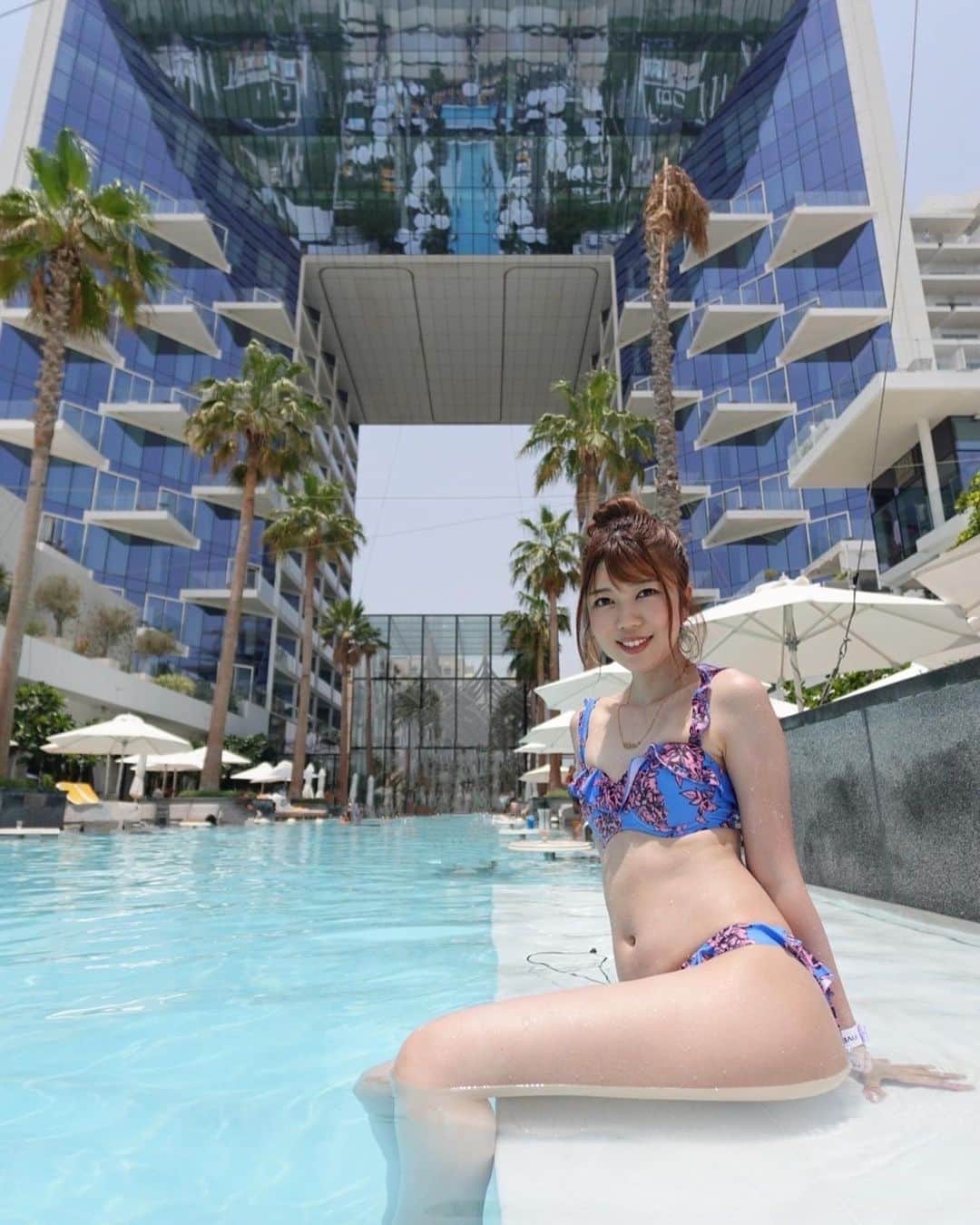 新庄千歳のインスタグラム：「体感温度50度の日もあったドバイ！😆🙌  暑い時はやっぱりプール！ 海よりプール派🏊‍♀️  #どばい #ドバイ旅行 #Dubai #alabic #アラビアン#hotelpool #pool #bikini」