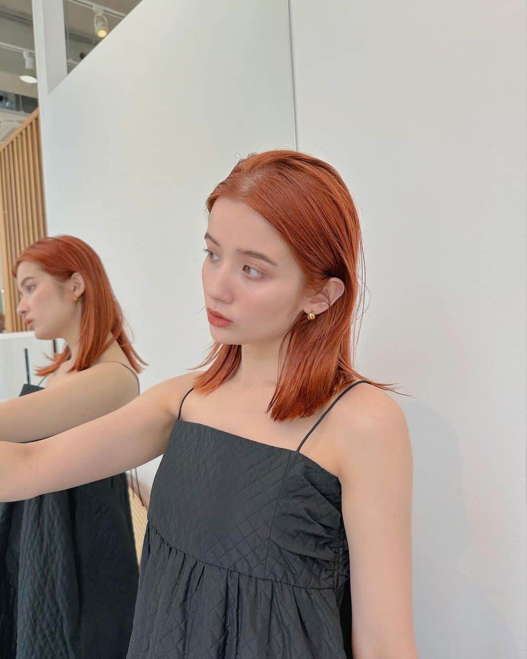 Momoのインスタグラム：「. ブリーチなしでできる 最強可愛いカラー♡♡ . ブリーチを使わないダブルカラー でできます♡ . .  . ✔️画像を保存してカウンセリングの 時にみせてください♡♡ .  イメージを変えたいけど短くするのも ブリーチをするのも勇気がいる🥺 . そんな方にも幅広くその方にあった提案 をさせて頂き一緒におしゃれを楽しみましょう♡ . ブリーチカラーは【ケアブリーチ】を 推奨しております♡ . ケアブリーチは従来よりも髪の毛への ダメージが94%cutされます！ . ブリーチなしのダブルカラーも 提案させて頂きますのでぜひご相談ください♡ . 12／3から 新店舗　GARD/ëN (ガーデン／エン) がopen♡♡ . 場所は表参道♡♡ 新しいこだわりのつまったお店で ぜひお会いできるのを楽しみに お待ちしております♡♡ . . ご予約はTOPからご予約サイト に飛べます✈︎♡(料金もそちらを参考に) . ご新規様も喜んでお待ちしております♡ . お電話.DMからも受け付けております♡ (DMは返信が遅くなる可能性が ございますのでそちらご了承下さい🙇‍♀️)  . .  〒150-0001 東京都渋谷区神宮前5-39-2 2F . TEL☎︎ 03-6712-5995 . 表参道駅から徒歩5分🚶🏼‍♀️(A1出口) ( 銀座線/千代田線/半蔵門線 ) . . 月 定休日 火・水　11:00〜20:00 木・金　12:00〜20:30 土　10:00〜19:00 日　10:00〜19:00 祝　10:00〜19:00 . . ぜひ、ご予約お待ちしてます♡♡ . codeアカウントはこちら   @__cd.momo____________ ♡ . ぜひフォローしてください♡ .」