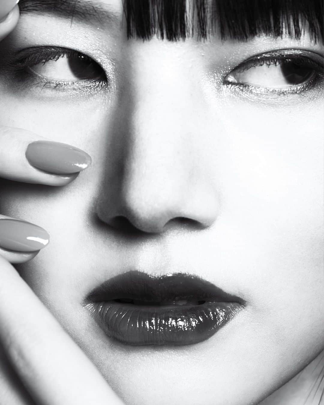 新井貴子のインスタグラム：「🌘✨  @commonsandsense_magazine  @chanelofficial #CHANEL」