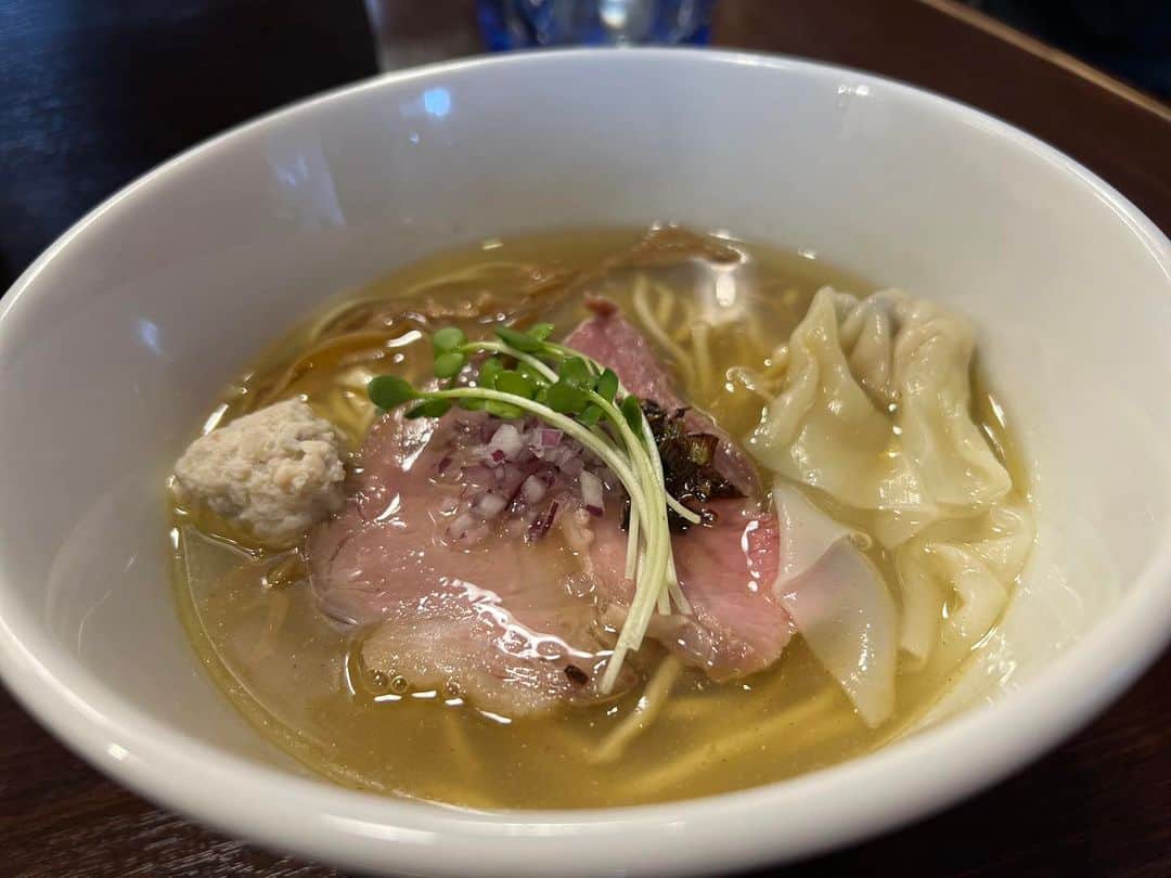 本谷亜紀のインスタグラム：「テキスト再投稿🥹  麺屋ルリカケス🍜ここは醤油や限定の何もかもが美味しいと聞いてるけど塩にしました🫡貝の出汁が効きまくってる！！そこに合わせる平打ち麺！！このスープで平打ち麺って珍しい気がした😋すごくスープと絡んでよきでした😊  ルリカケスて瑠璃懸巣とかく、鹿児島にいる鳥の名前らしい😍  もうさ、最近暑すぎてサウナの中にいる気分になる🫨メイクもめんどいってか、落ちるからほぼしてません。（なので顔がめっちゃ薄い）  みんなもラーメンの行列に並ぶ時は熱中症に気をつけて🥵 #麺屋ルリカケス　#木場ランチ  #ラーメン #らーめん #麺スタグラム #つけ麺 #ランチ #中華そば #🍜」