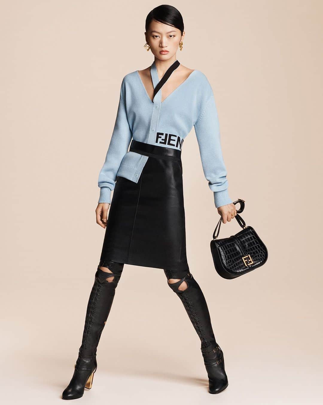 Fendiのインスタグラム：「"The idea was to create pieces that were very pure in order to match the sophistication of the collection." – Silvia Venturini Fendi  Now available, the #FendiCmon satchel features in a new image from the #FendiFW23 campaign.  The full collection launches tomorrow in boutiques and at Fendi.com.  Artistic Director of Couture and Womenswear: @mrkimjones​ Artistic Director of Accessories and Menswear: @silviaventurinifendi ​ Artistic Director of Jewellery: @delfinadelettrez​  Creative Direction: @ronnie.cooke.newhouse @karlbolander  Photography: @craigmcdeanstudio  Styling: @themelanieward Hair: @anthonyturnerhair Makeup: @peterphilipsmakeup  Casting: @shelleydurkancasting Set Design: @alexanderbockstudio  Model: @yilan_hua」