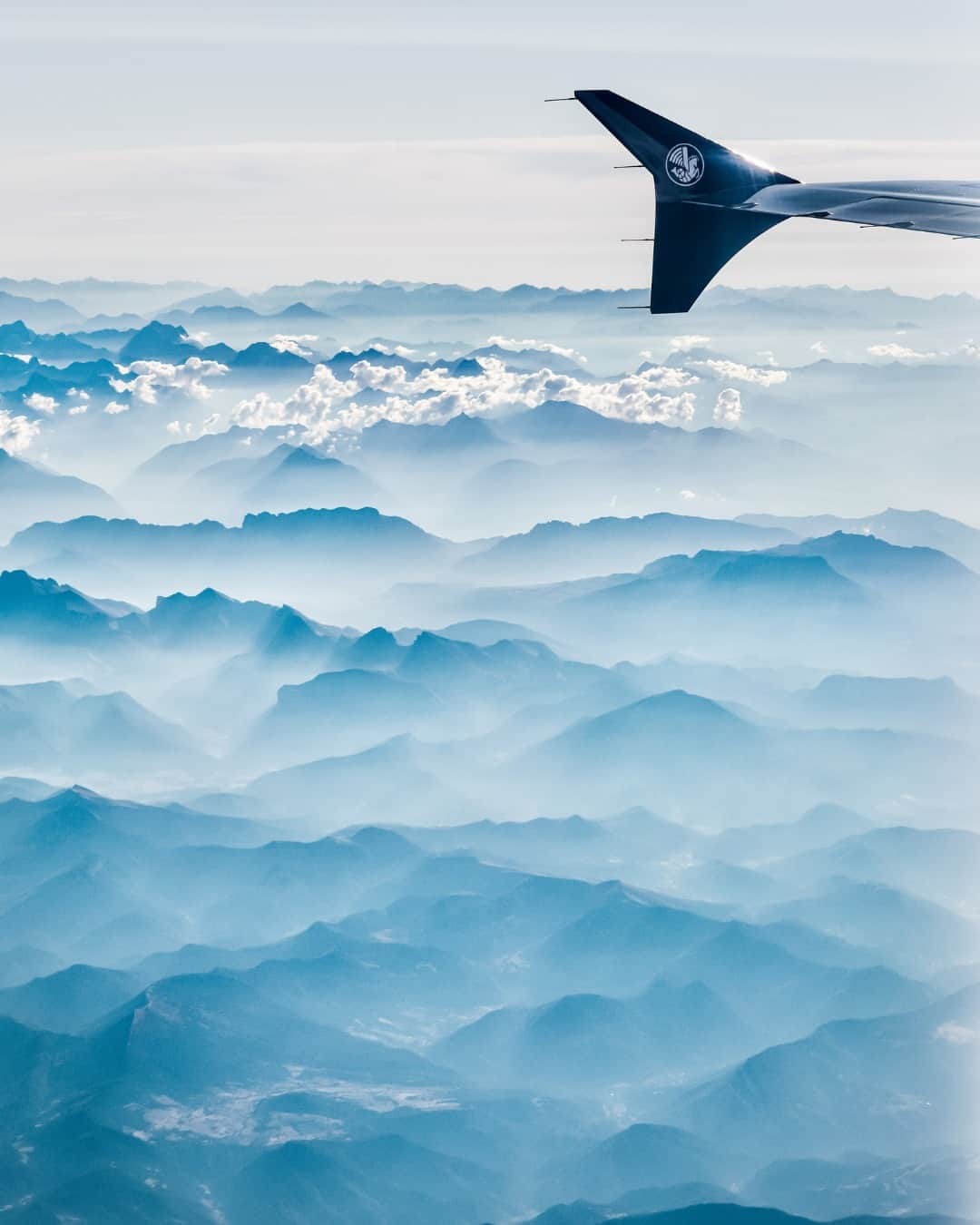 エールフランスのインスタグラム：「French Alps seen from above 🏔  📸 @kwrzosek_photography  #airfrance #airplane #aviation #alps #A320」