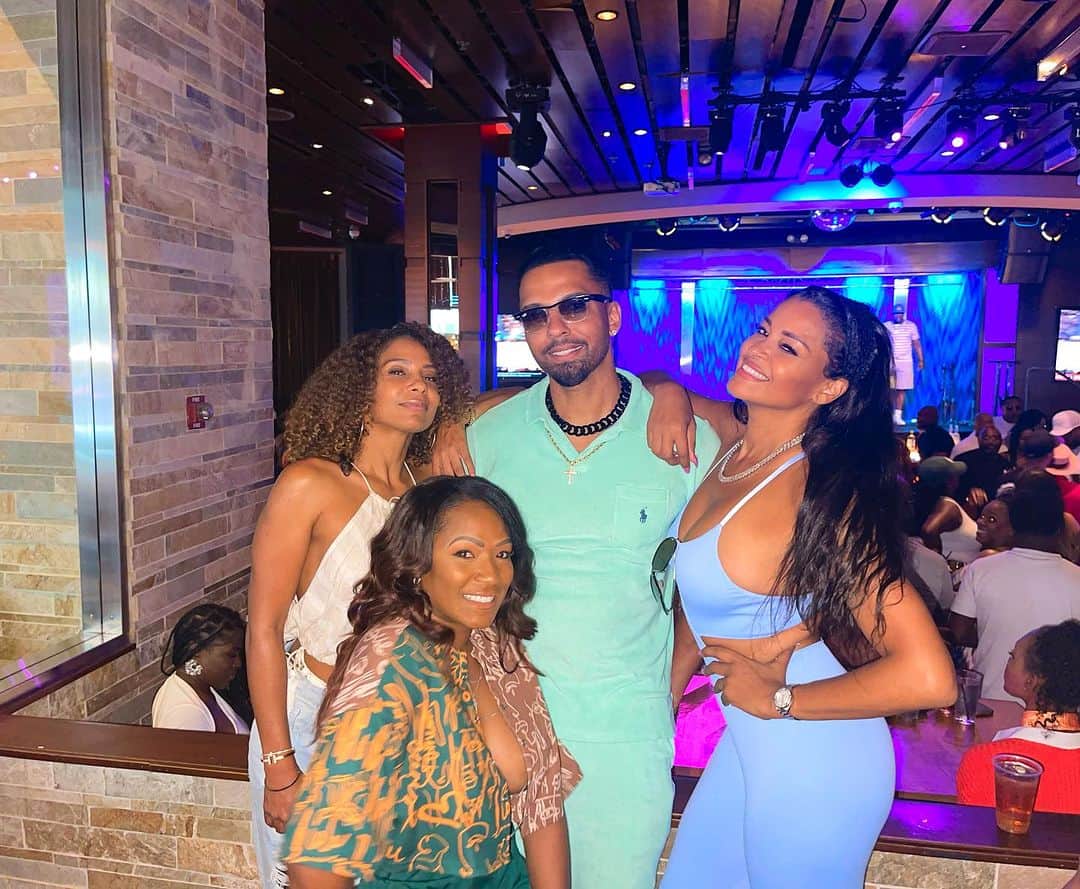 クラウディア・ジョーダンのインスタグラム：「Photo dump from LAST weekend. (I’m late) had an eventful couple of days! Pulled up to support the homie @christiankeyes as he hosted @sambuca360 then we went by @lavacantinatc . Also I test drove some Ranges, (I like the white one with the black interior the best so far) worked out in 100 degrees and tried a new paint color on an accent wall. Next weekend I’m gonna be on someone’s beach doing NOTHING! I’ve earned it! Thanks for hanging out and keeping me laughing all weekend @iammissylee @jentrega and @mschancee that Burger thing drive thru episode still makes me laugh!! 😂」