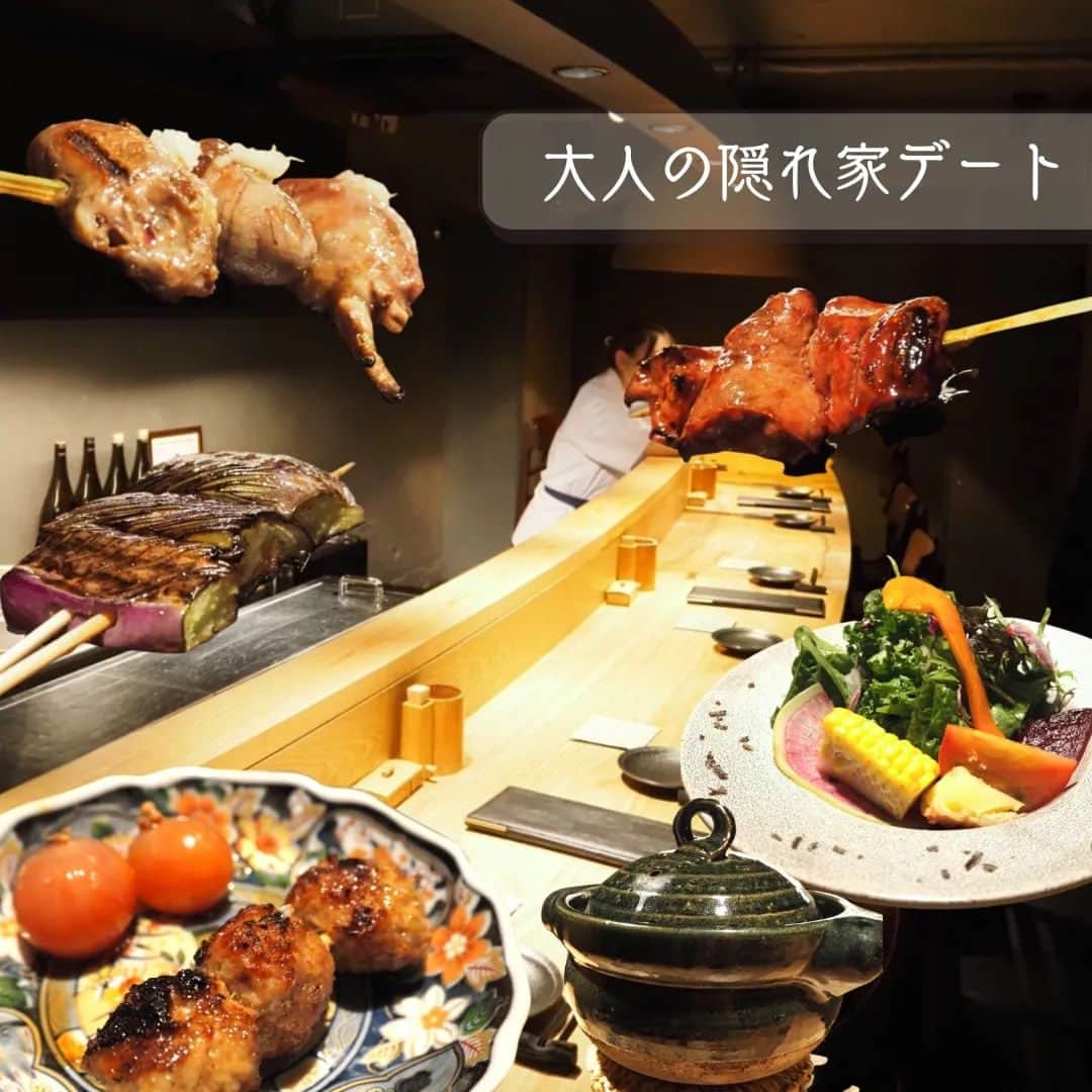 のインスタグラム：「大人の隠れ家で絶品焼き鳥を楽しめるお店へ。  娘たちが産まれてからはなかなか２人で出かけるのが難しいのですが 定期的に２人の時間を作って話をしたりするようにしています。 ということで、久しぶりにパパと２人でデート♡  選んだのは新宿三丁目の伊勢丹のすぐ近くにある「焼鳥 さく田」。 木のぬくもりが感じられる店内で、カウンターメインの隠れ家的なお店です。  基本の焼き鳥コースに大将おすすめのお酒をペアリング。  付き出し／お椀／焼き鳥7本／焼野菜2本／サラダ／箸休め／土鍋ご飯／甘味  半田めんを使った先付けや名古屋コーチンとワンタンのお椀からおいしくて。 焼きたての焼き鳥が次々と出てくるので、次は何が出てくるのかなとドキドキ。  ささみには削りたての山わざびがたっぷりとのっていて、カウンターに出された瞬間からふわ～っと良い香りが。 ぷりっぷりのまるハツやジューシーすぎる熊本の赤茄子など、どれも感動レベル。 お口直しのサラダも新鮮な野菜がたっぷりでノンオイルなのもポイントが高かったです。  土鍋ごはんには北海道のブランド米・ななつ星。 つやつやで、ごはんそのままでも本当においしいのですが、おすすめのお塩や肉みそとの相性も抜群！ 肉みそ…売ってほしかった（笑）  そして、絶対に食べてほしいのは、やっぱりきんかん＆つくね。 この土鍋ごはんの上できんかんをつぶして、つくねとちょっとお塩をのせて一緒に食べると箸がとまらなくなります。 これね、普段ごはんを控えている人も、ついつい食べちゃうくらい。  最後は、パパが誕生日ということで、デザートプレートとお抹茶もいただきました。 こういうのって、何歳になってもやっぱりうれしい。 普段はなかなか言えない言葉も、こういう時にどさくさにまぎれて伝えちゃうのもいいですね。  焼き鳥だけでなく、野菜やお米などすべてにこだわりのつまったコースで、大満足。 最後の土鍋ごはんもおいしすぎて、２回もおかわりをして食べてしまいました。  大人のデートにぴったりなお店です。  ■焼鳥 さく田(@yakitori_sakuta09)  〒160-0022 東京都新宿区新宿3-17-21 川元ビル2F 新宿駅Ｂ6出口より徒歩約2分 東京メトロ・都営新宿線新宿三丁目駅Ｂ5出口より徒歩約1分 03-5357-7987  ○+●+○+●+○+●+○+●+○+●+○+●+○+●  @himekagami　⇐　check♡  おうちごはん が楽しくなるお取り寄せグルメ や 簡単＆時短ごはん、育児情報など発信中！ 投稿が気に入ったら保存&フォローしていただけるとうれしいです。 いつもありがとうございます(^^)  ○+●+○+●+○+●+○+●+○+●+○+●+○+●  #焼鳥さく田 #焼鳥 #yakitori #やきとり#日本酒 #焼酎 #ワイン #大人デート #新宿三丁目 #新宿グルメ #東京グルメ #新宿ディナー #東京ディナー #土鍋 #土鍋ごはん #デザートプレート」