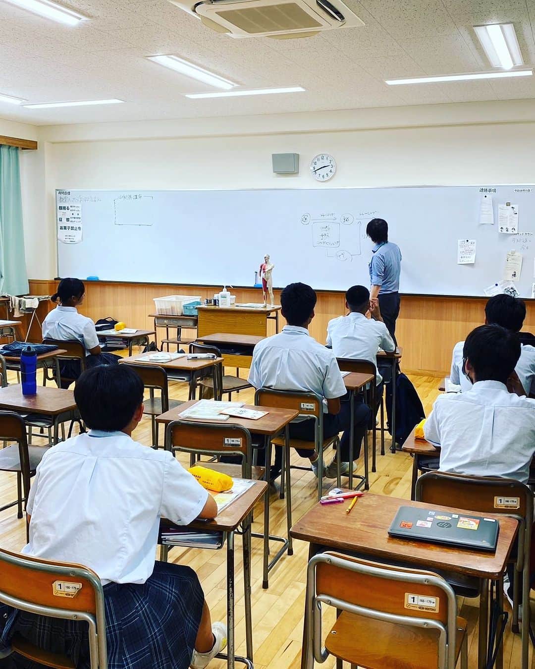 [公式]大阪ハイテクノロジー専門学校さんのインスタグラム写真 - ([公式]大阪ハイテクノロジー専門学校Instagram)「淡路島の高校へ出張授業に行ってきました！入試事務局担当者とアスレティックトレーナー・鍼灸分野の授業をしてきました！！ 学生さんはみんな真剣に興味深く話を聞き、体験を楽しんでくれました。 #鍼灸 #アスレティックトレーナー #専門学校 #淡路島 #洲本」7月12日 21時00分 - osakahightech