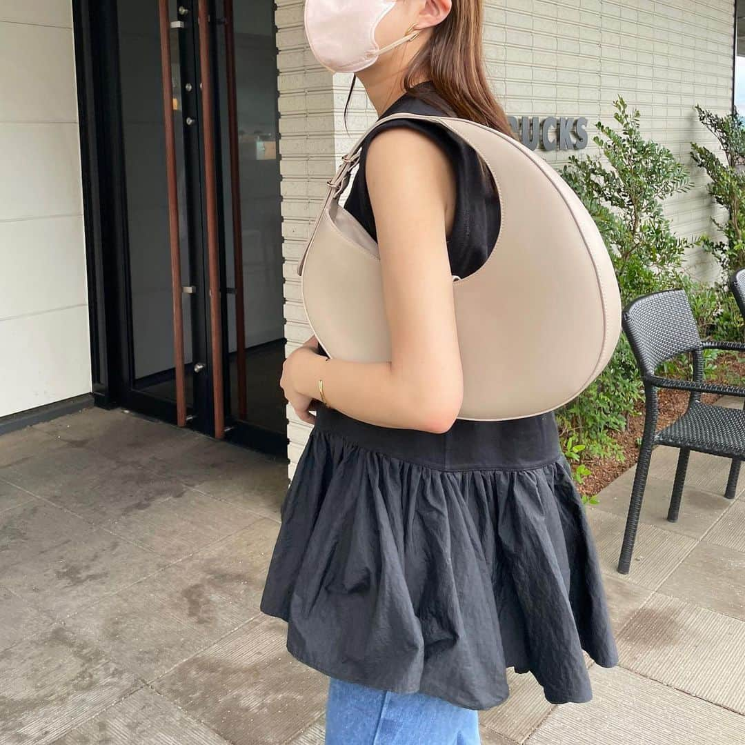 絵梨佳のインスタグラム：「ハーフムーンのバッグが主役の日♡  @_josemoon_   #josemoon #bag #adametrope #levis」