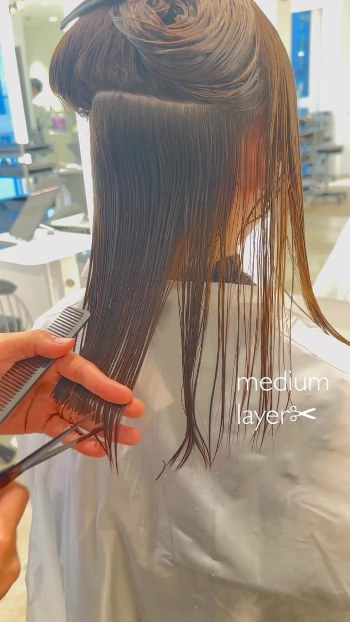齋藤純也のインスタグラム：「ミディアムレイヤースタイル✂︎  柔らかく大きく動くヘアスタイルがこだわりです、 ハサミの入れ方一つでデザインは大きく変わります💇‍♀️ 骨格と輪郭と髪質に合わせてオーダーメイドなヘアスタイルを♪  ✴︎PRICE✴︎ カット✂︎7700円 カラー✂︎7700円  カットなしの場合シャンプーブロー料金+2200円 カラーはトリートメントin処方で圧倒的な艶感と手触りをプラスします。 ブリーチor3Dハイライト施術はプラス7700円です。 パーマ✂︎7700円 トリートメント✂︎種類多数によりカウンセリングで決めさせていただきます。5500円〜11000円 縮毛矯正✂︎17600円、前髪のみは6600円 ・ ネット予約が×の所もお電話かDMで時間調整できますので気軽にご連絡ください！ kelly.表参道本店　A1出口より徒歩45秒 東京都渋谷区神宮前5-2-5 JY表参道ビル２Ｆ kelly. ・ ・ ✔️群馬県伊勢崎市で出勤するスケジュールは隔週水曜日です。 群馬店は料金が異なります、お問い合わせください 群馬のご予約はＤＭまたは ホットペッパービューティーで  kelly. by L.O.G 検索✂︎ 在籍日程が少なくて申し訳ありません。 薬剤は最新のものを揃えました 群馬県伊勢崎市宮前町146-1」