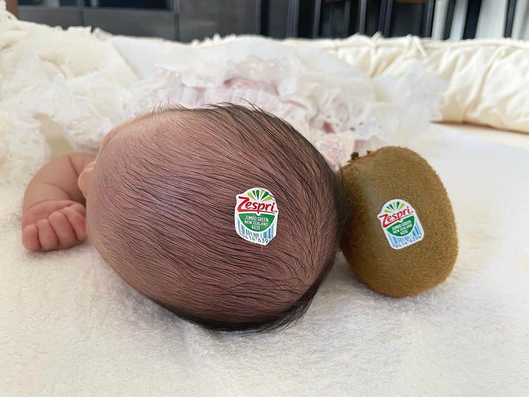 SAEKAさんのインスタグラム写真 - (SAEKAInstagram)「これが本当のキウイちゃん🥝🤍  私は3歳までおハゲちゃんだったから きっと娘ちゃんもって思ってたけど 案外思ってたより生えてるね🤭  妊娠報告をした時ちょうどお腹の中でのサイズが キウイサイズだったのよね! よくここまで成長してくれました🌱  頭ですら可愛すぎるぅぅぅぅ🥹🩷  #生後１７日目 #赤ちゃん #mybaby #キウイ頭 #キウイちゃん #キウイ頭ちゃん #キウイ #キウイフルーツ #フルーツ娘 #フルーツベビー  #ちなみにシールはのっけてるだけです #あかちゃんのいる生活 #あかちゃんのいる暮らし」7月12日 21時09分 - saeka0220