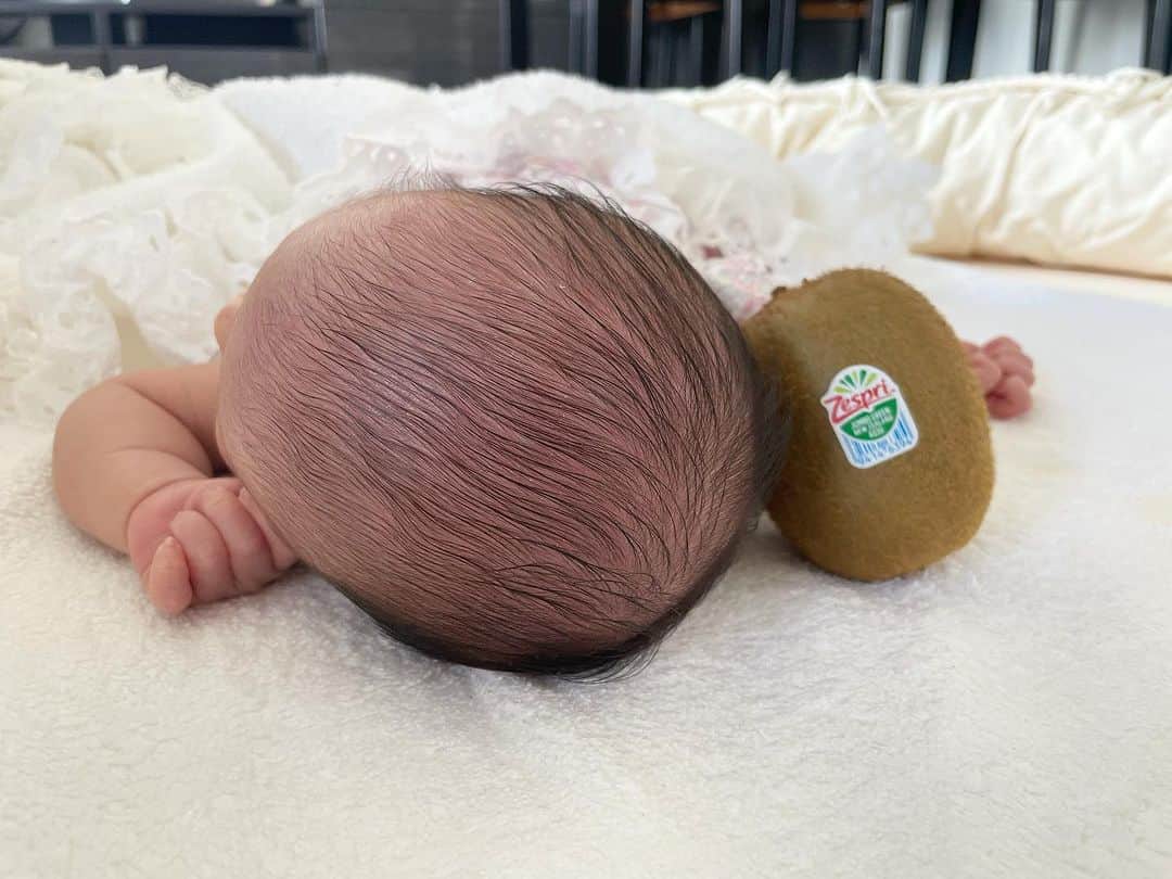 SAEKAさんのインスタグラム写真 - (SAEKAInstagram)「これが本当のキウイちゃん🥝🤍  私は3歳までおハゲちゃんだったから きっと娘ちゃんもって思ってたけど 案外思ってたより生えてるね🤭  妊娠報告をした時ちょうどお腹の中でのサイズが キウイサイズだったのよね! よくここまで成長してくれました🌱  頭ですら可愛すぎるぅぅぅぅ🥹🩷  #生後１７日目 #赤ちゃん #mybaby #キウイ頭 #キウイちゃん #キウイ頭ちゃん #キウイ #キウイフルーツ #フルーツ娘 #フルーツベビー  #ちなみにシールはのっけてるだけです #あかちゃんのいる生活 #あかちゃんのいる暮らし」7月12日 21時09分 - saeka0220