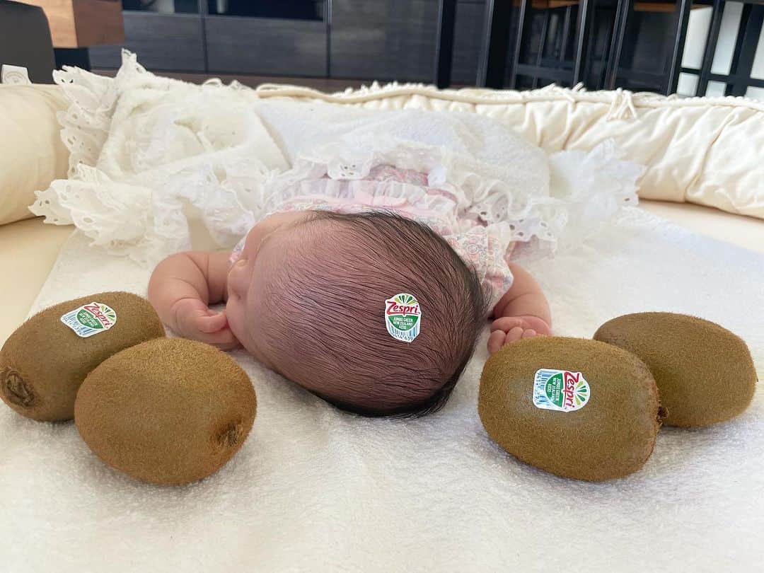 SAEKAさんのインスタグラム写真 - (SAEKAInstagram)「これが本当のキウイちゃん🥝🤍  私は3歳までおハゲちゃんだったから きっと娘ちゃんもって思ってたけど 案外思ってたより生えてるね🤭  妊娠報告をした時ちょうどお腹の中でのサイズが キウイサイズだったのよね! よくここまで成長してくれました🌱  頭ですら可愛すぎるぅぅぅぅ🥹🩷  #生後１７日目 #赤ちゃん #mybaby #キウイ頭 #キウイちゃん #キウイ頭ちゃん #キウイ #キウイフルーツ #フルーツ娘 #フルーツベビー  #ちなみにシールはのっけてるだけです #あかちゃんのいる生活 #あかちゃんのいる暮らし」7月12日 21時09分 - saeka0220