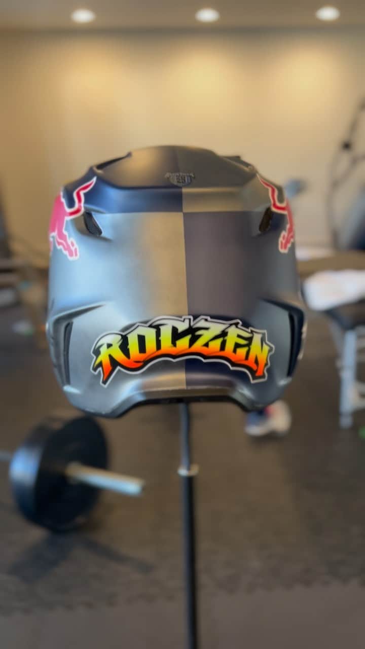 のインスタグラム：「I got the new @foxmoto V3RS in the mail 🙂  @redbull @airtrix  I love how dark it is!」