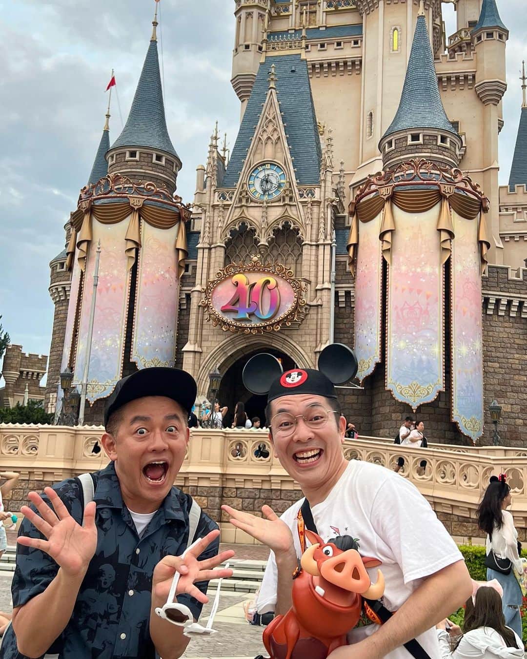 上田昌幸のインスタグラム：「スピードワゴンの井戸田さん夫婦と娘ちゃんとランドへ😆  はじめて乗る美女と野獣に大興奮してました🌹✨✨  #東京ディズニーランド #40周年 #ベイマックス #ウッディ #スピードワゴン #井戸田潤 さん #蜂谷晏海 さん #美女と野獣 #楽しすぎ‼️」