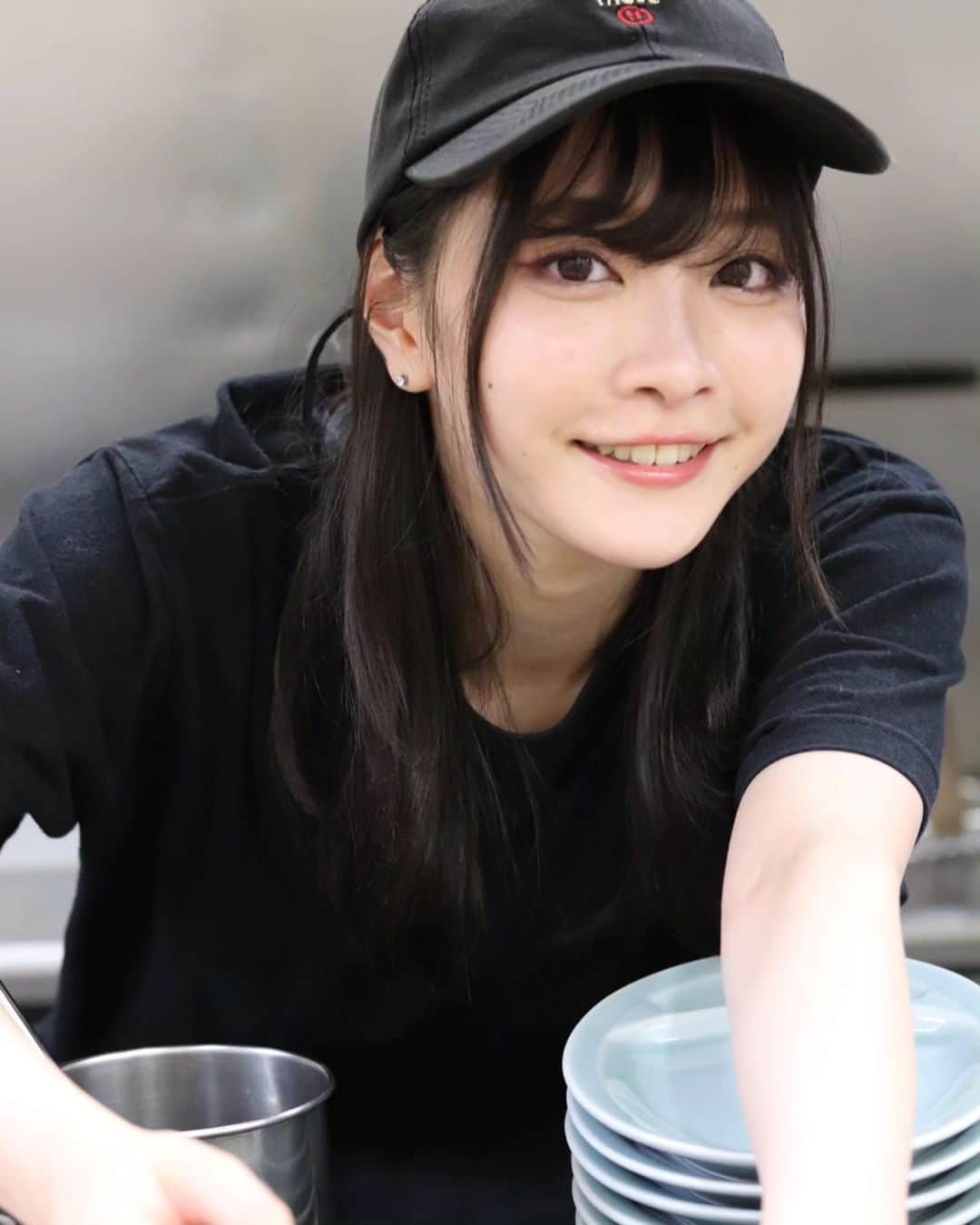 五十嵐早香のインスタグラム：「【リモチェキ決定！】 なんと！ #五十嵐早香の最後のシフトを見届けろ のリモートチェキの販売が決定しました！！✨  イベント当日の2日間で店内で撮影したチェキを、落書き、宛名、サイン入りで後日発送いたします🍜  販売期間は明日7/13の20:00~7/15の21時まで🍜  当日来れない方もぜひ雰囲気だけでも楽しんで頂きたく、販売することにしました✨  今までに無いようなリモチェキだと思います笑」