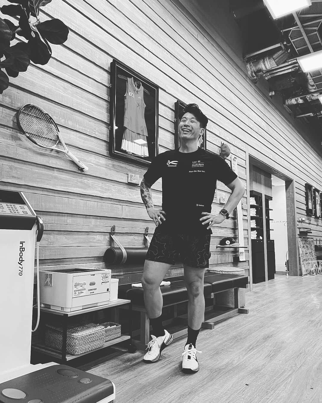 佐々木明のインスタグラム：「めちゃくちゃテニス🎾しそうに見えます。  いつも近くでアスリートの大先輩、伊達公子さんを見て練習しています。 物凄く刺激です。刺激がすごすぎて 格好が🎾感出て来ました。」